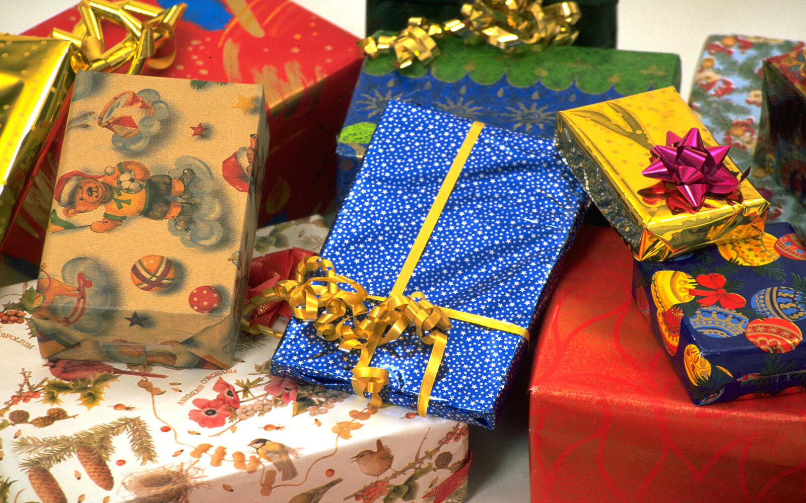 Wallpapers gifts boxes packing on the desktop