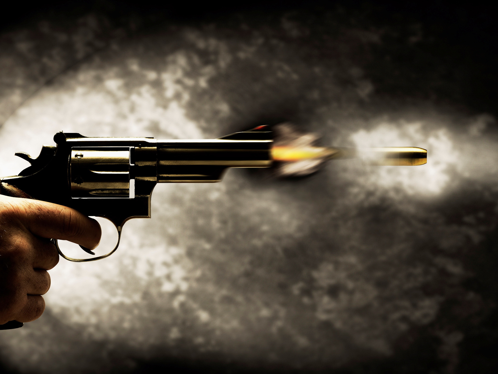 Обои пистолет револьвер выстрел на рабочий стол