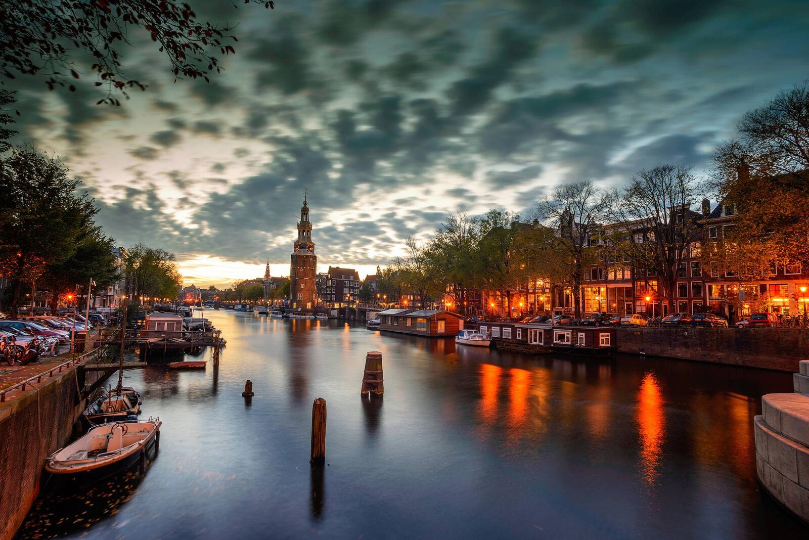 Обои река столица и крупнейший город нидерландов дома у воды на рабочий стол