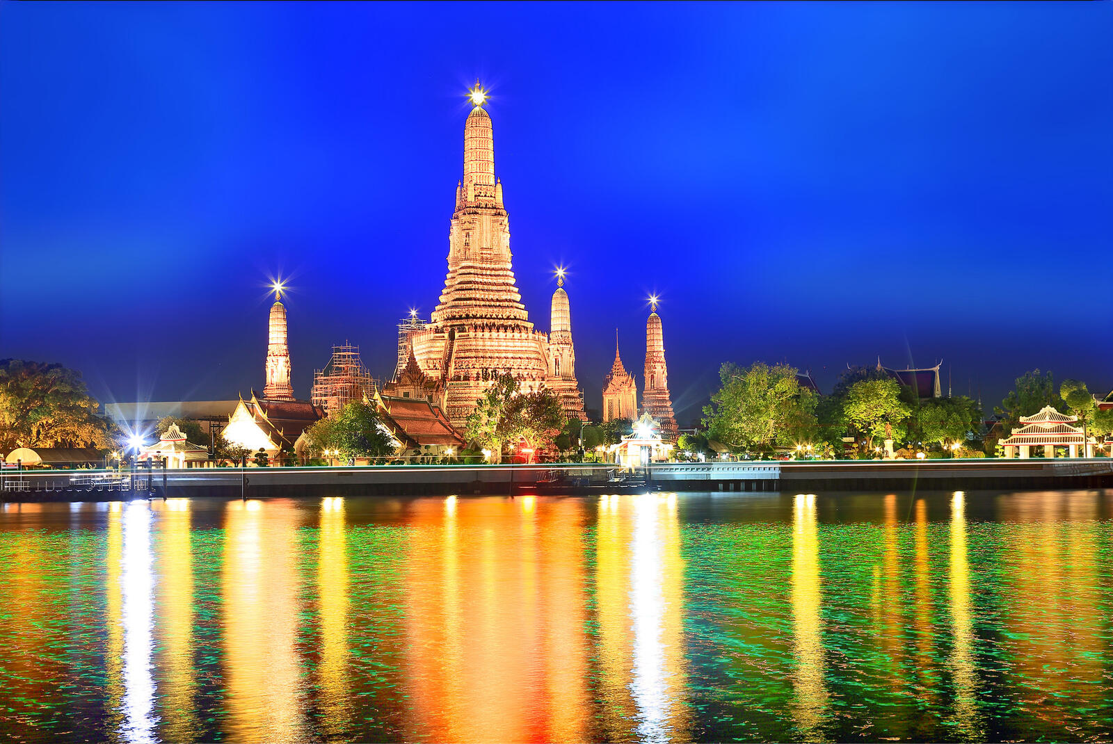 桌面上的壁纸晚上 泰国首都和最大城市 泰国