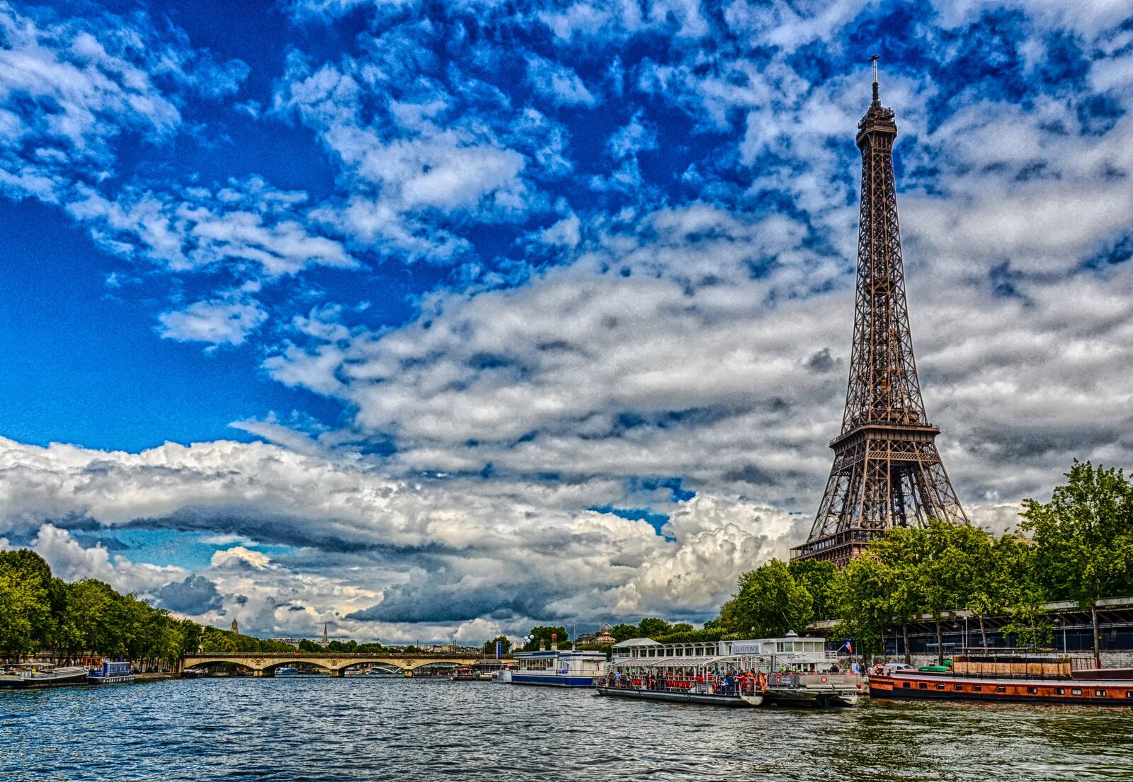 Обои Париж облака река на рабочий стол