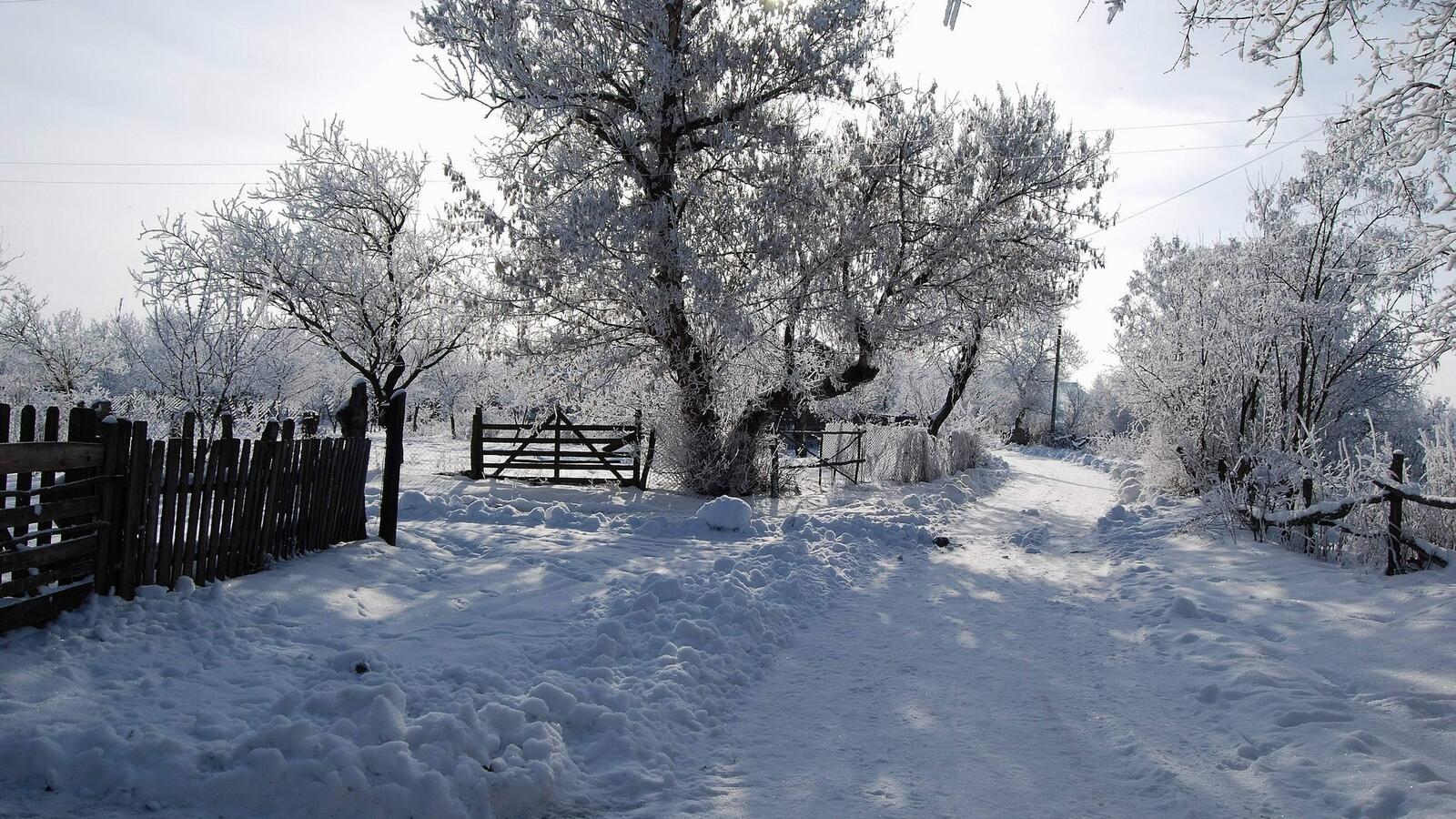 Обои зима сугробы деревня на рабочий стол
