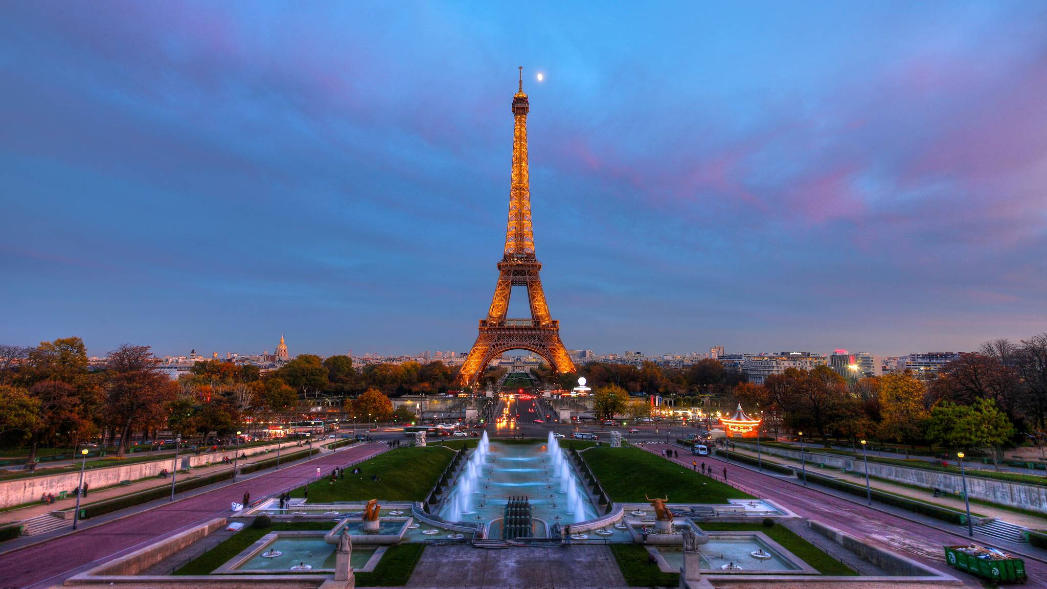 Обои Эйфелева Башня темнеет Париж на рабочий стол