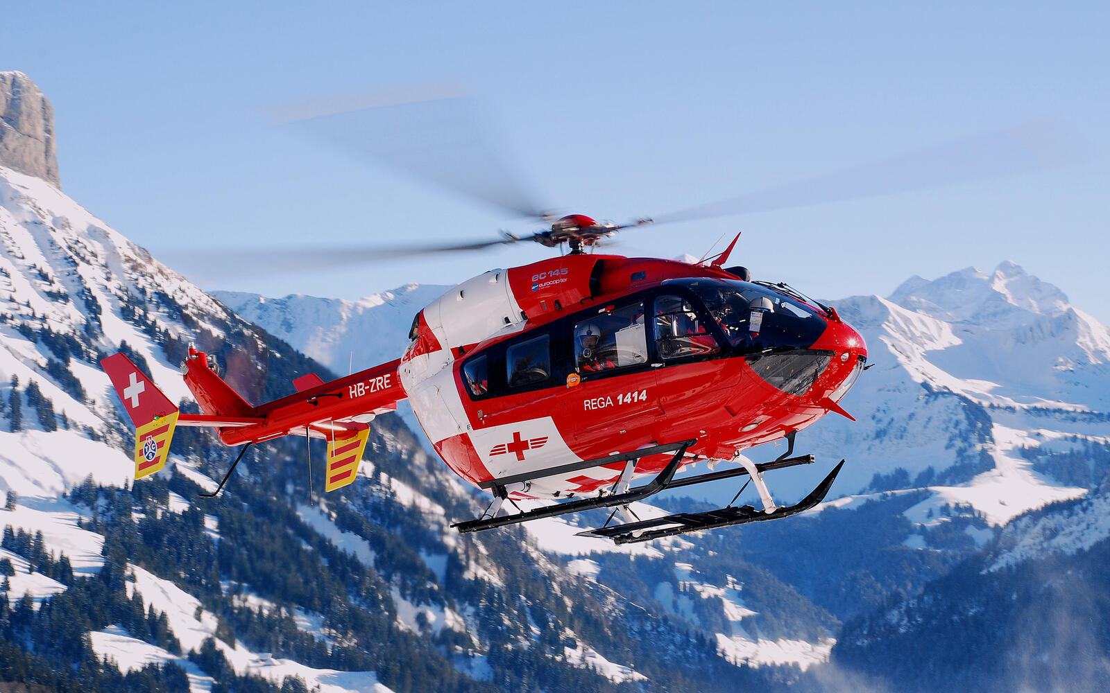Обои вертолет медицинский спасатели на рабочий стол