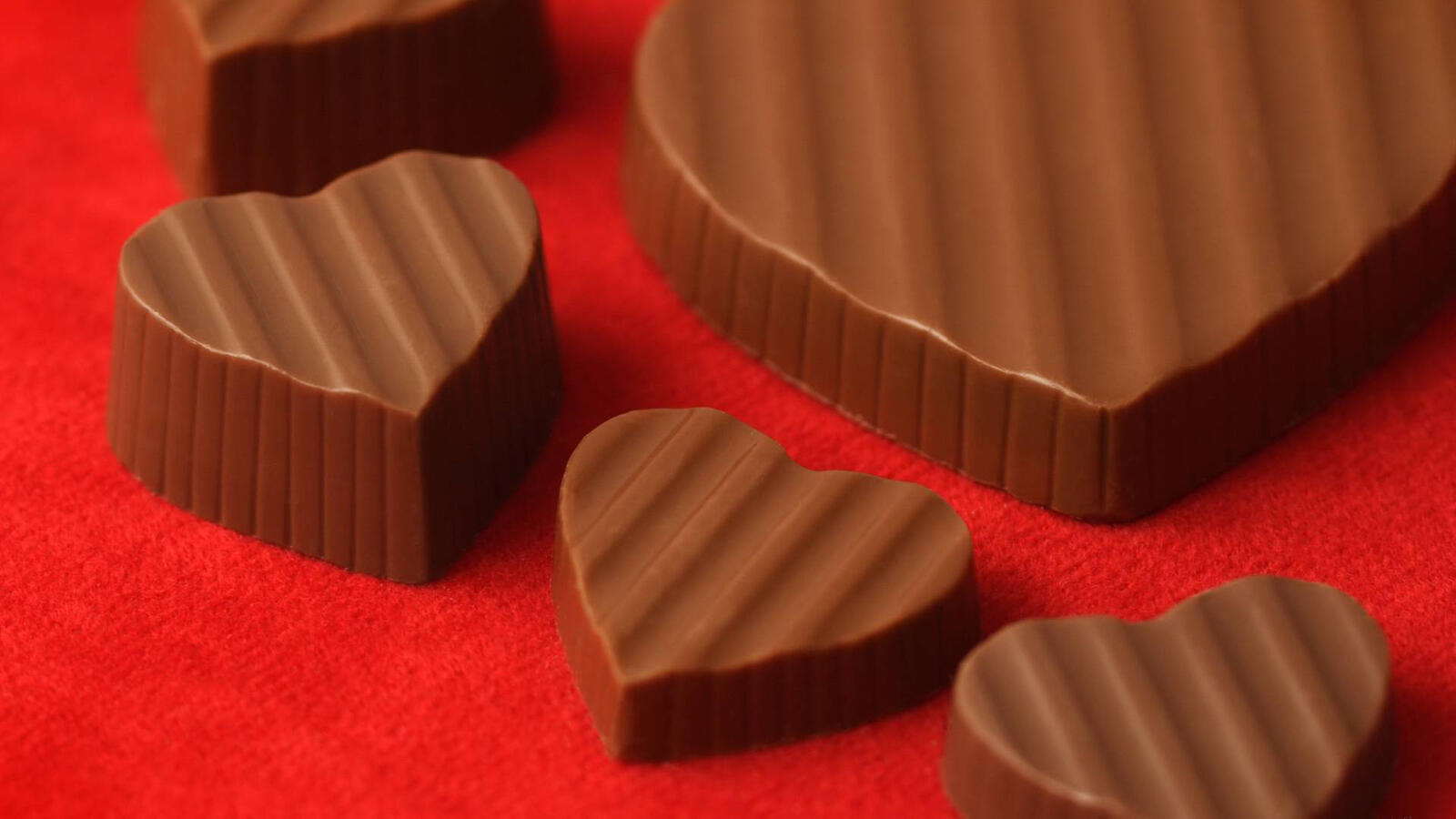 桌面上的壁纸糖果 巧克力 心脏