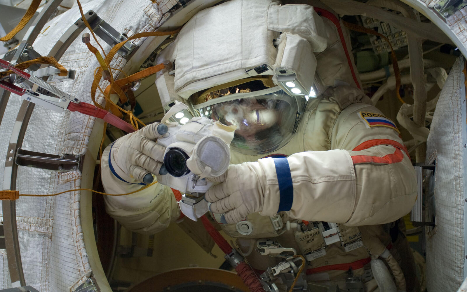 Обои станция космонавт скафандр на рабочий стол