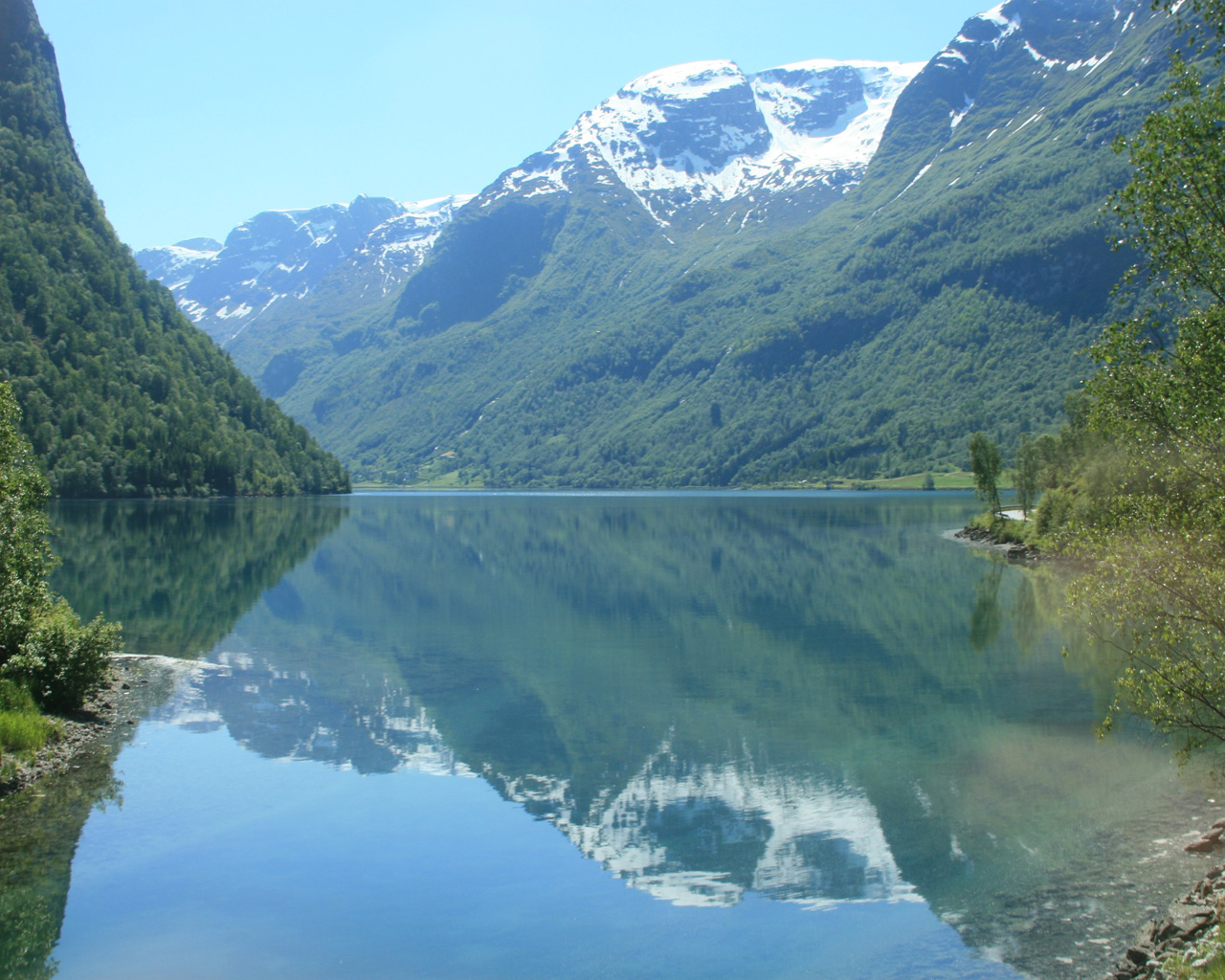 Бесплатное фото Широкое озеро в горах
