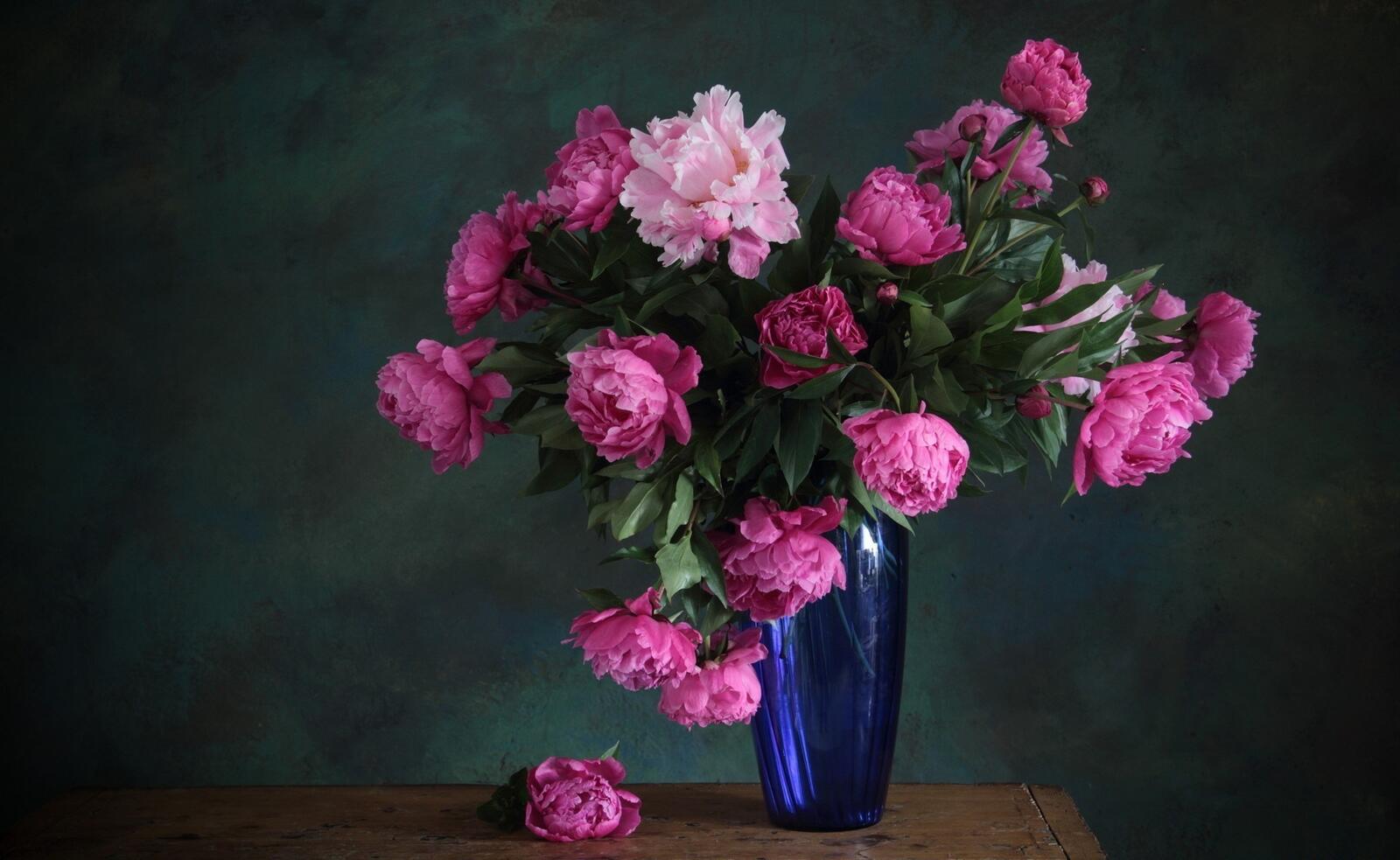 Free photo Bouquet of pink peonies in a vase