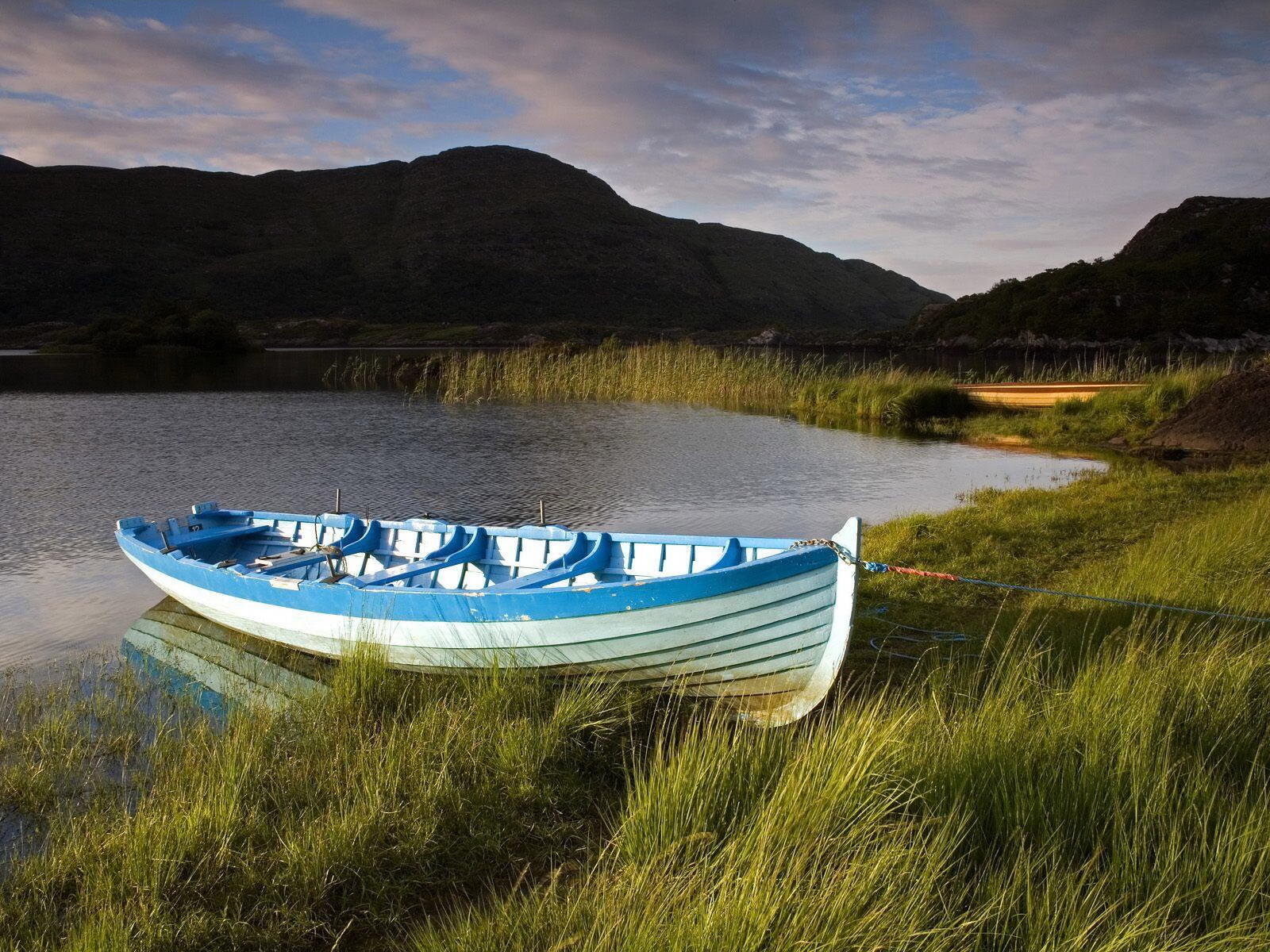 Бесплатное фото Прогулочная деревянная лодка на озере