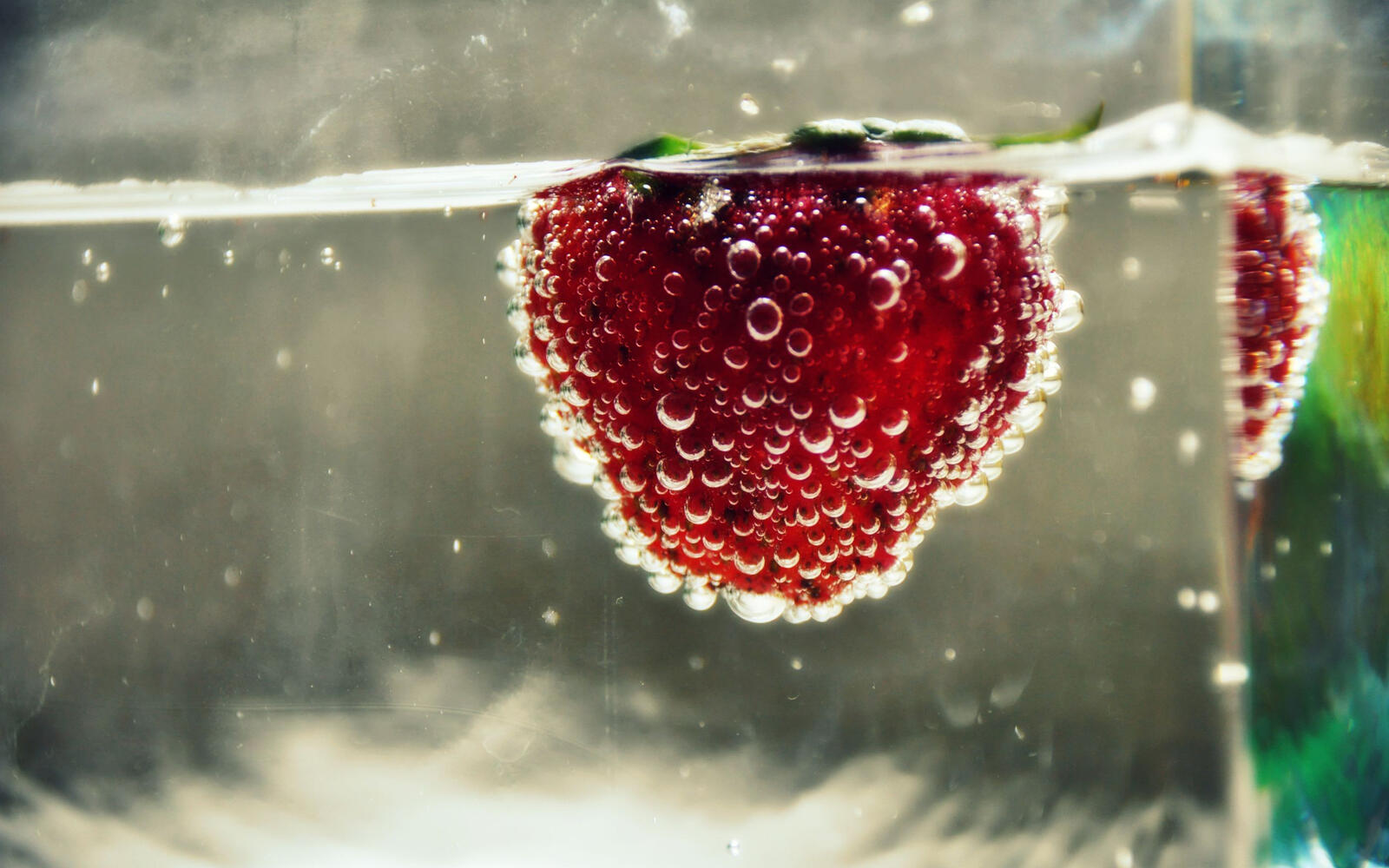 桌面上的壁纸草莓 玻璃 水域