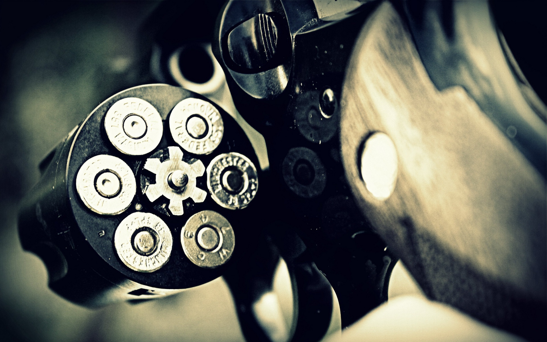Обои пистолет револьвер пули на рабочий стол