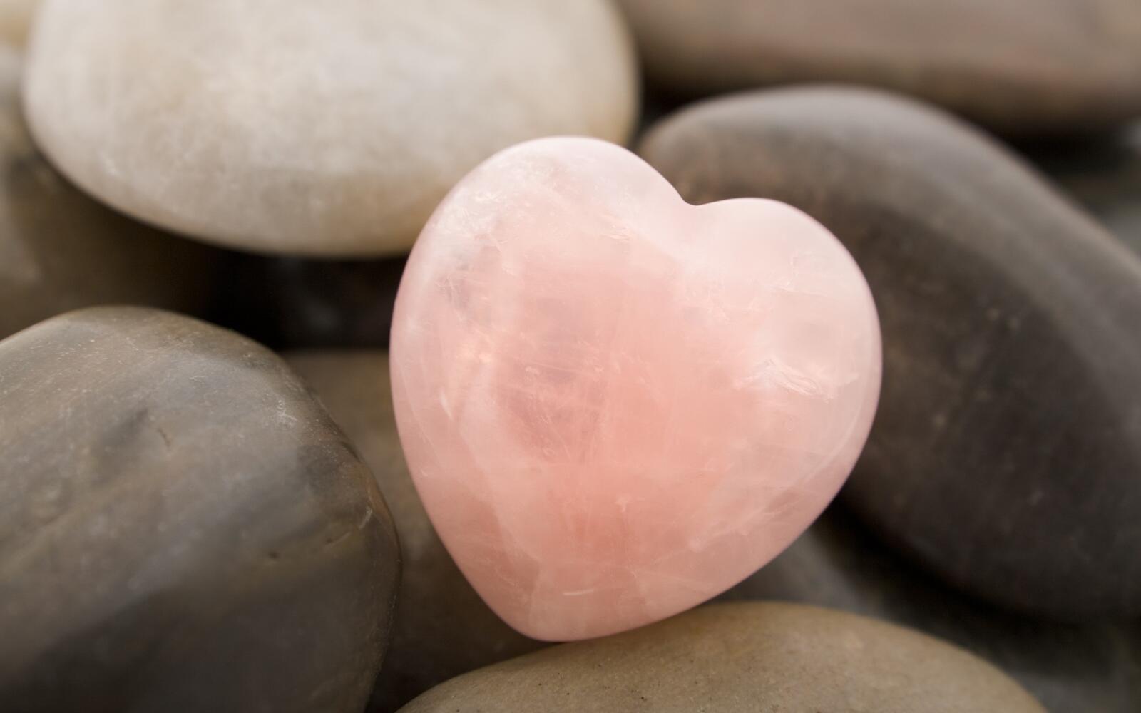 Обои сердечко камень розовый на рабочий стол