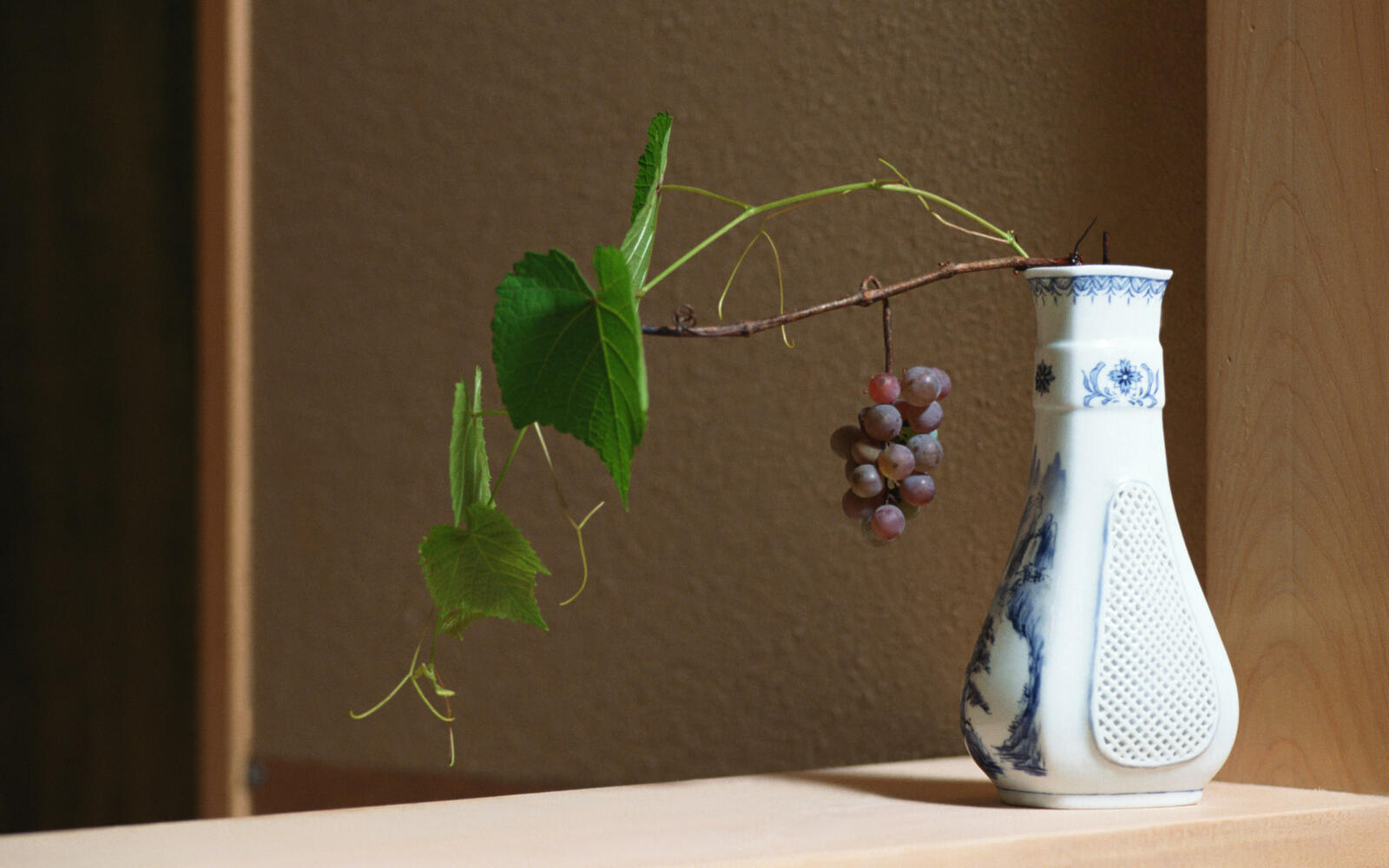 Обои виноград ветка ваза на рабочий стол