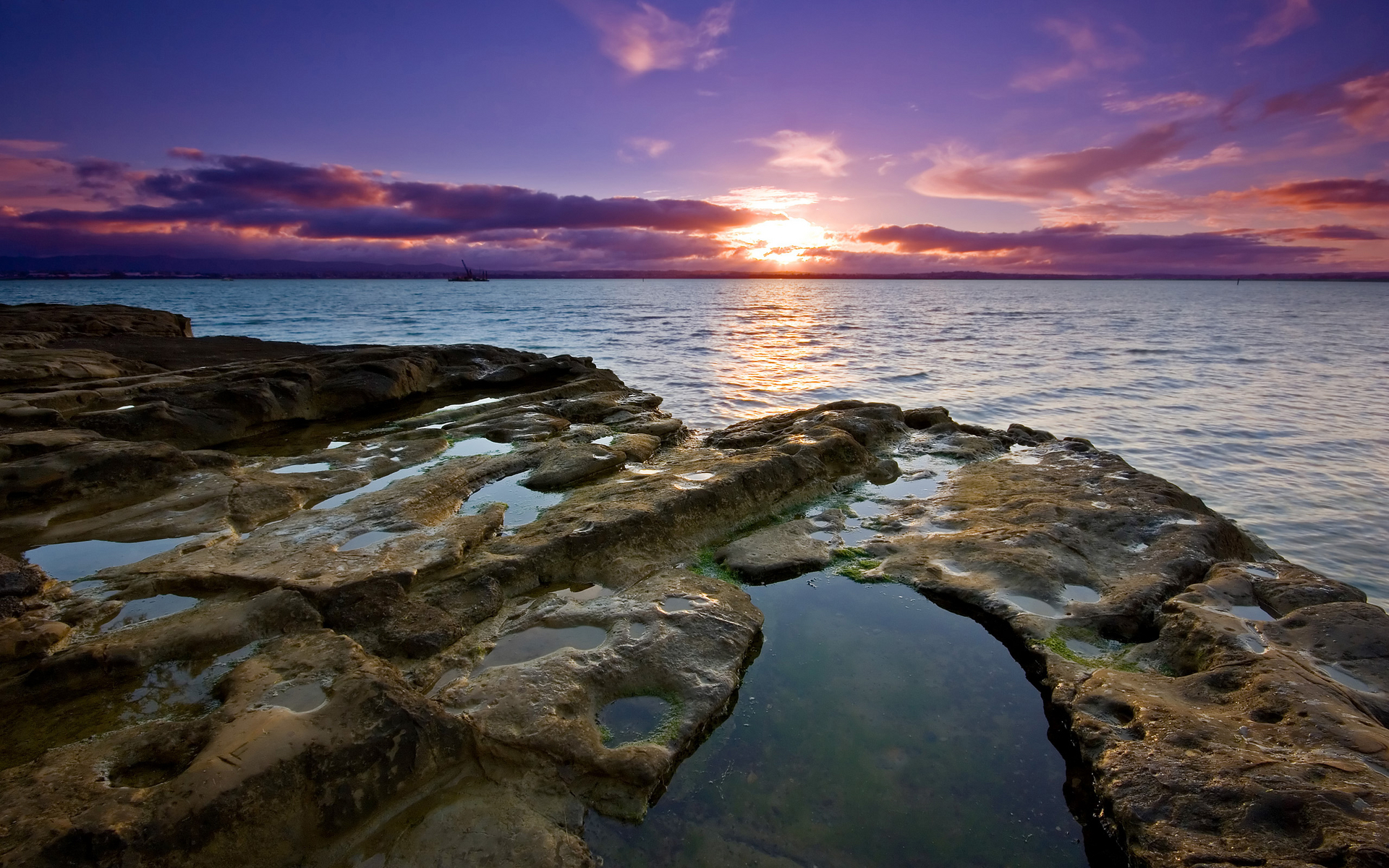 免费照片从大石头上俯瞰海上日落