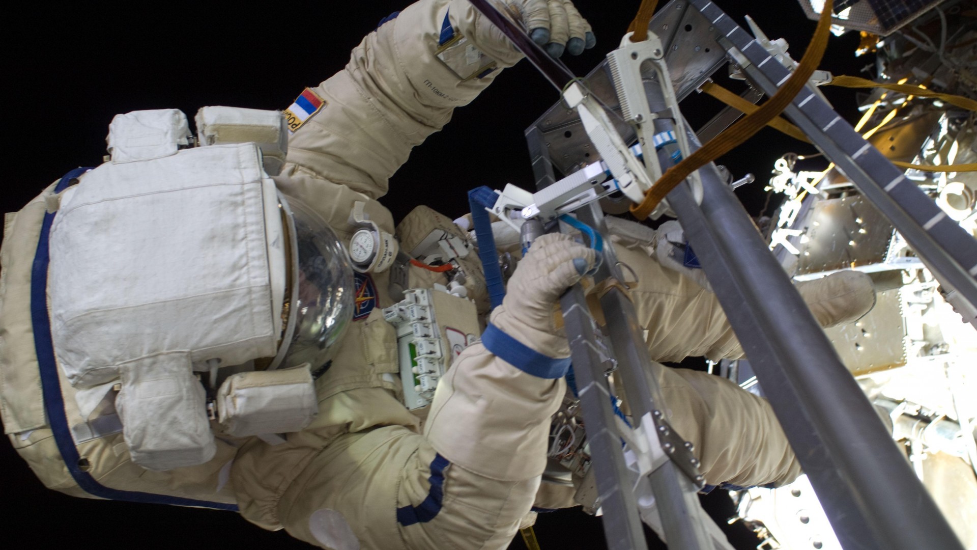 Обои космонавт скафандр костям на рабочий стол
