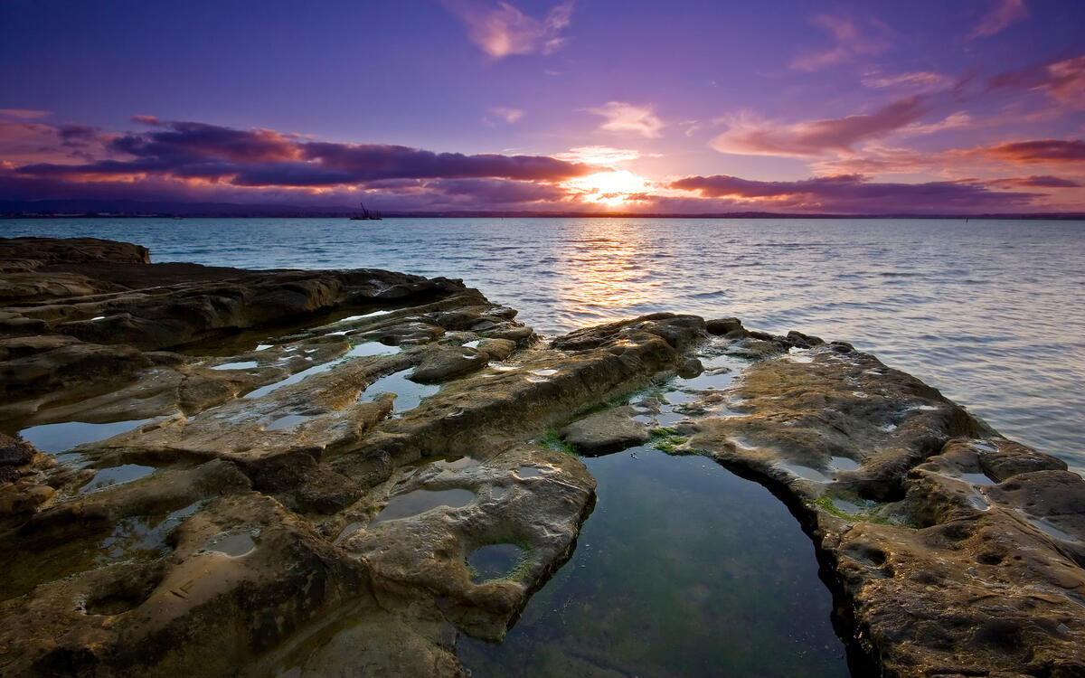 Вид на морской закат с большого камня