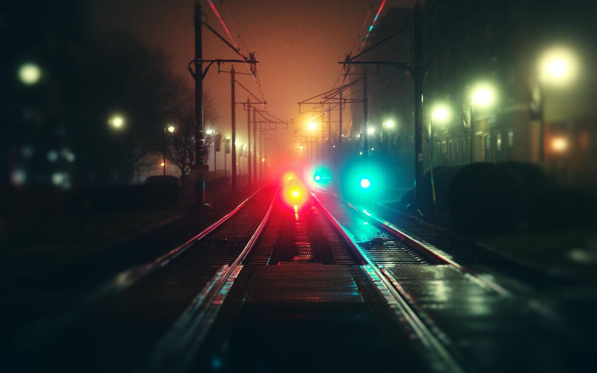 Железная дорога в ночи в туманную погоду