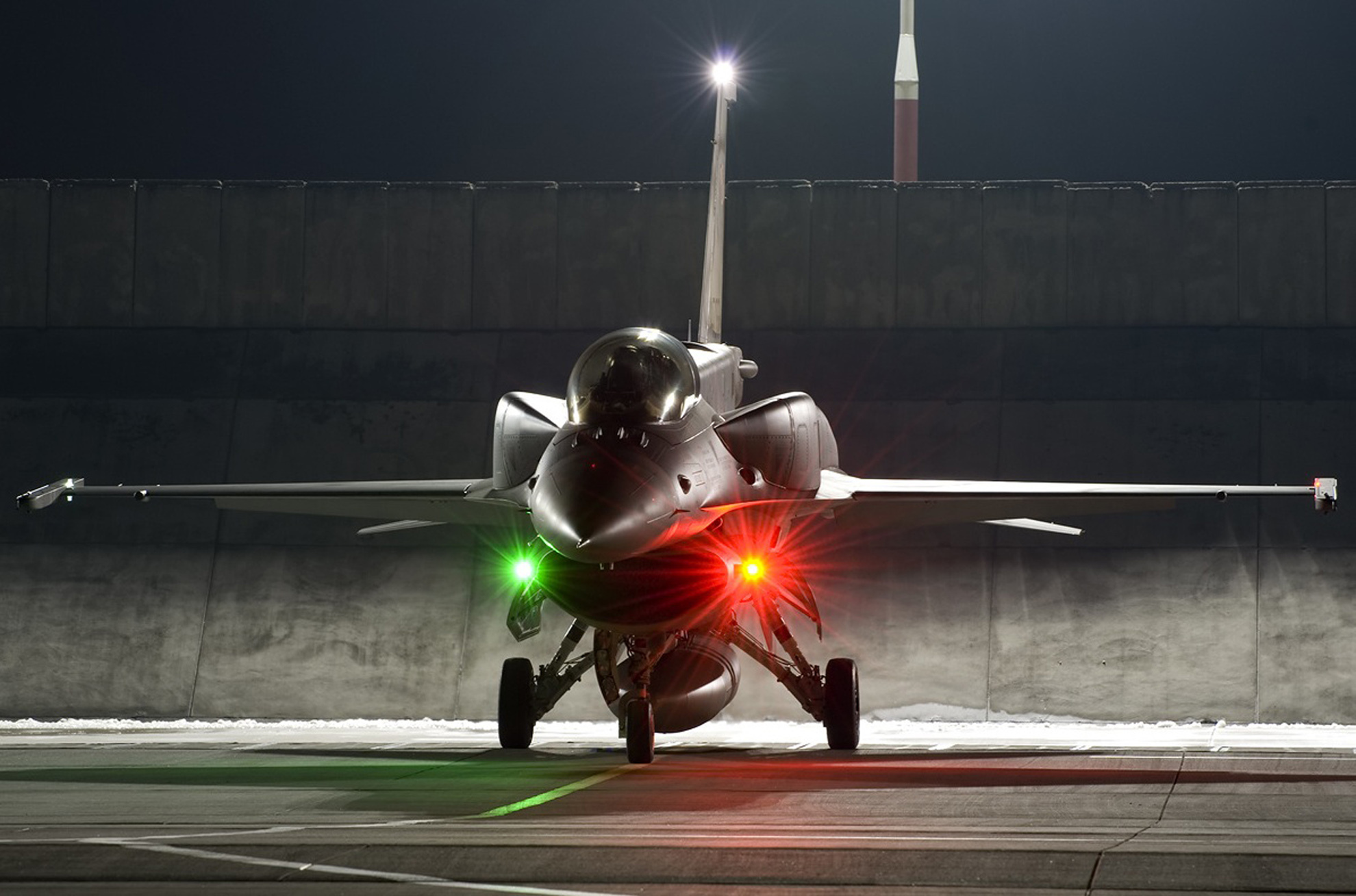 Photo free fighter, f-16, supersonic