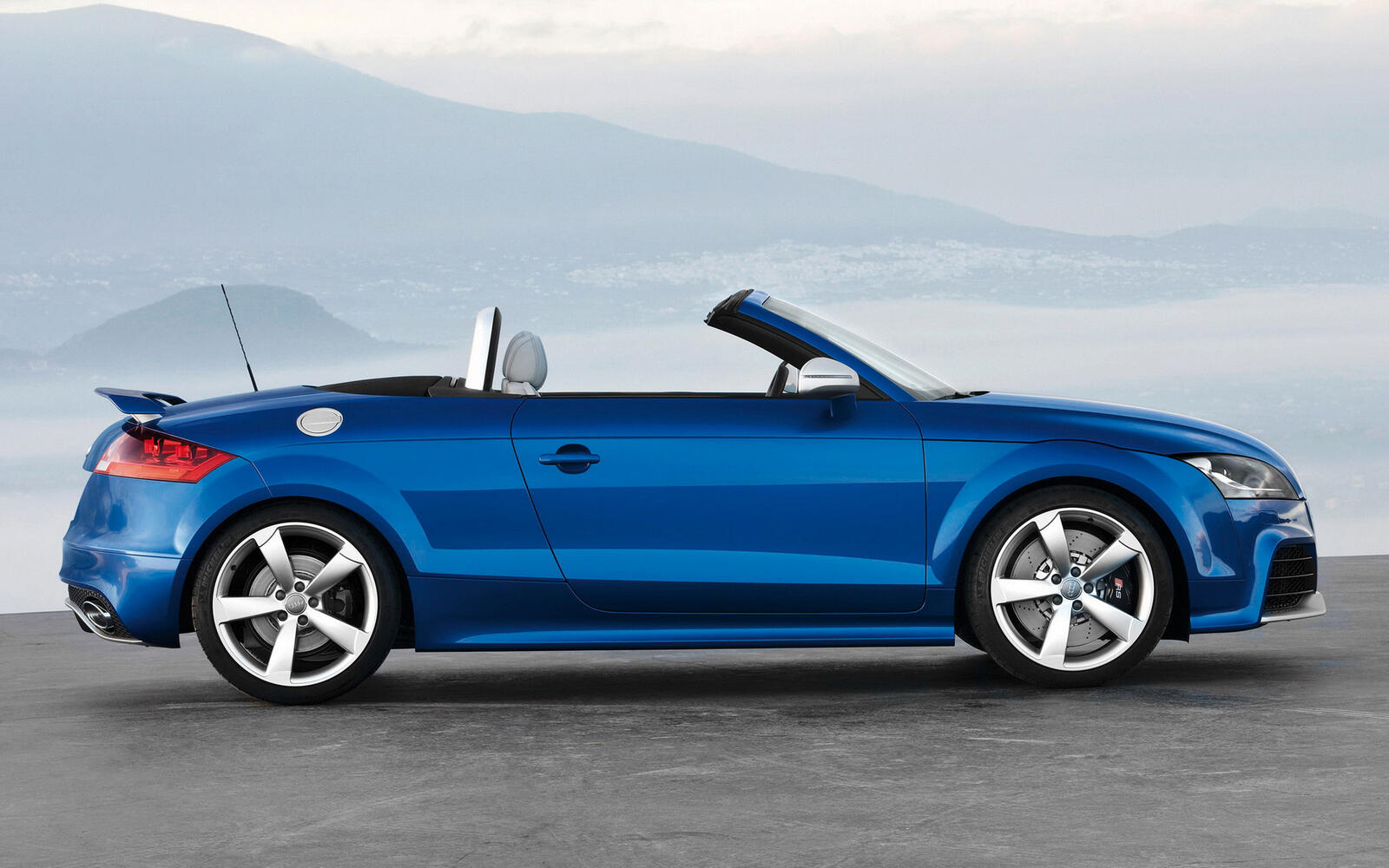 Free photo Blue audi tt in coupe body side view