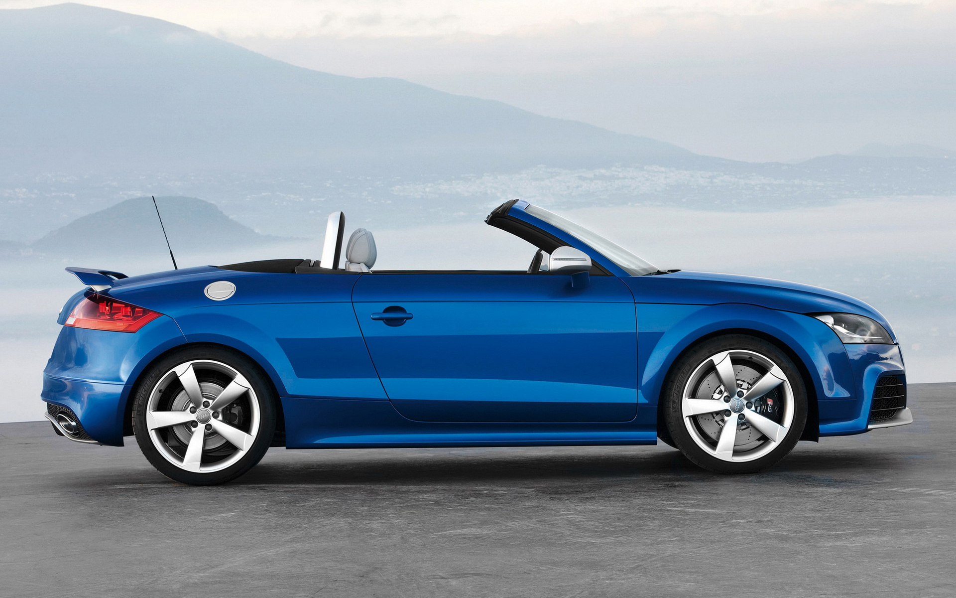 Free photo Blue audi tt in coupe body side view