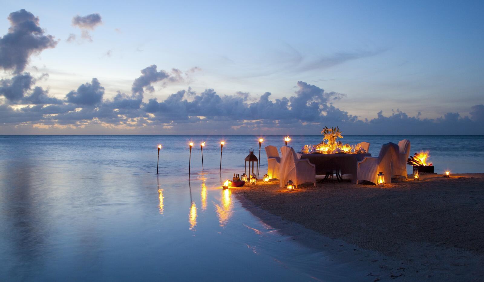 桌面上的壁纸海岸边的晚间晚餐 蜡烛 浪漫