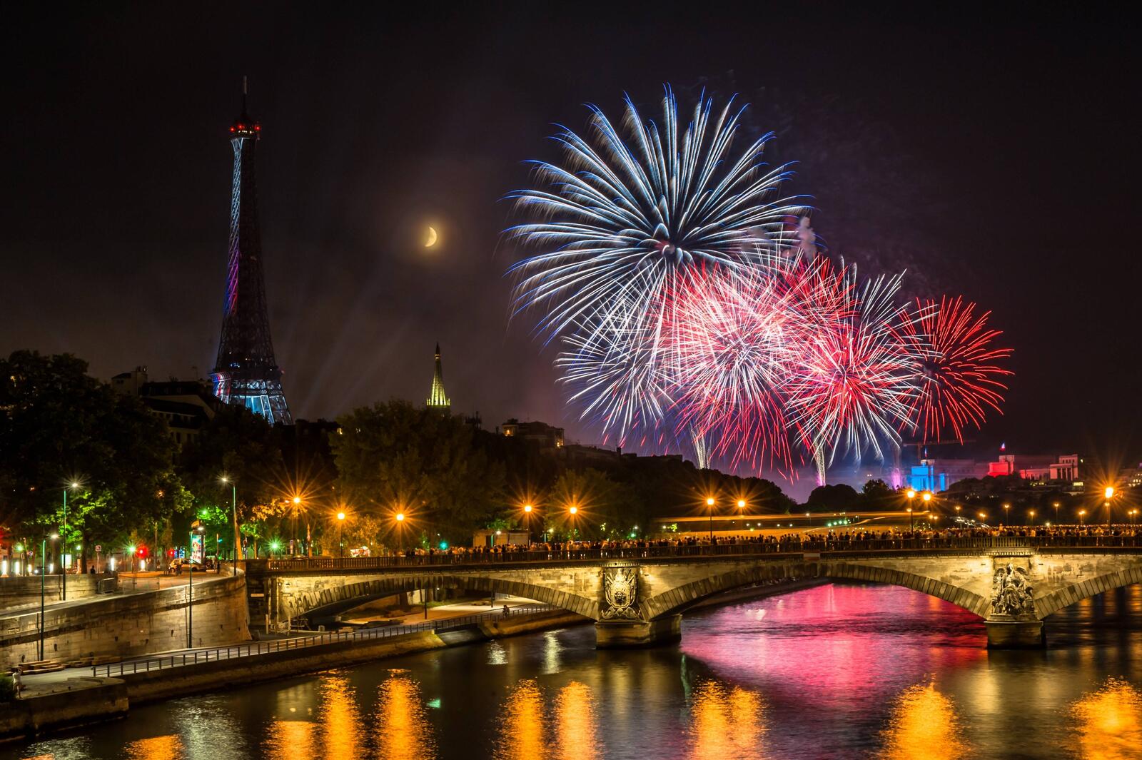 Обои Эйфелева Башня праздник Париж на рабочий стол