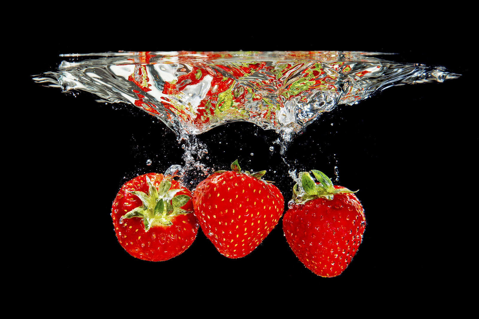Обои ягоды клубника жидкость на рабочий стол
