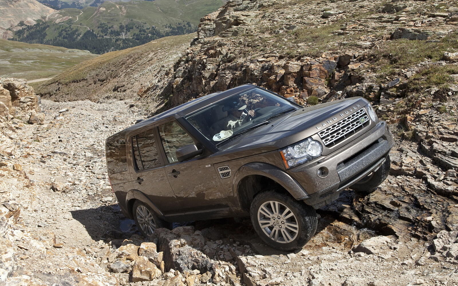 Обои Range Rover Discovery 4 горная местность на рабочий стол