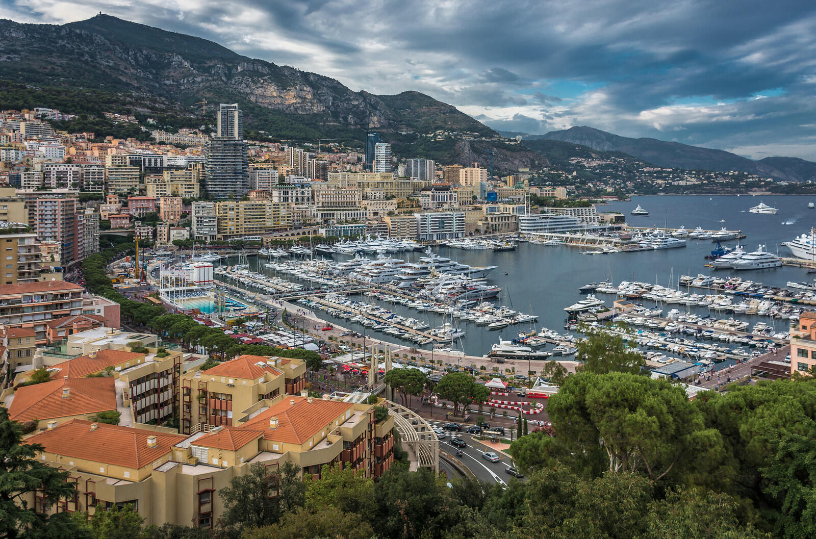 Бесплатное фото Большой порт с яхтами в Монте-Карло