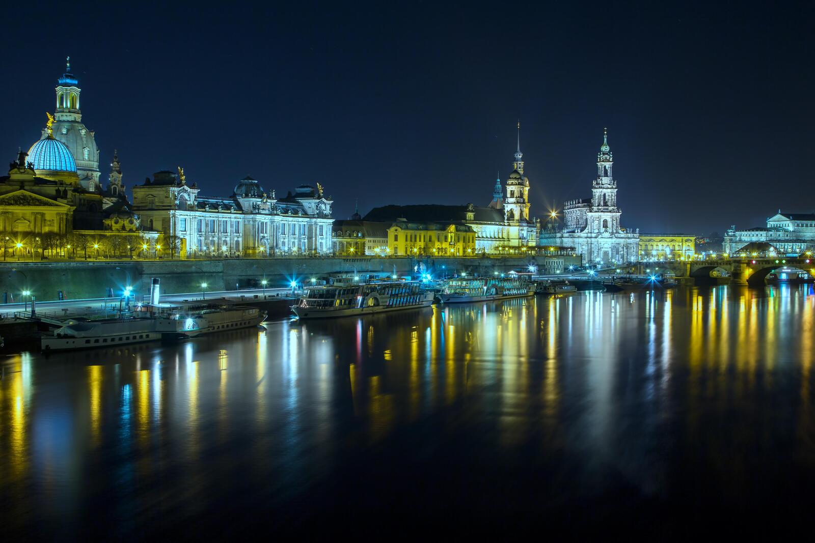 Обои отражение Дрезден ночь на рабочий стол