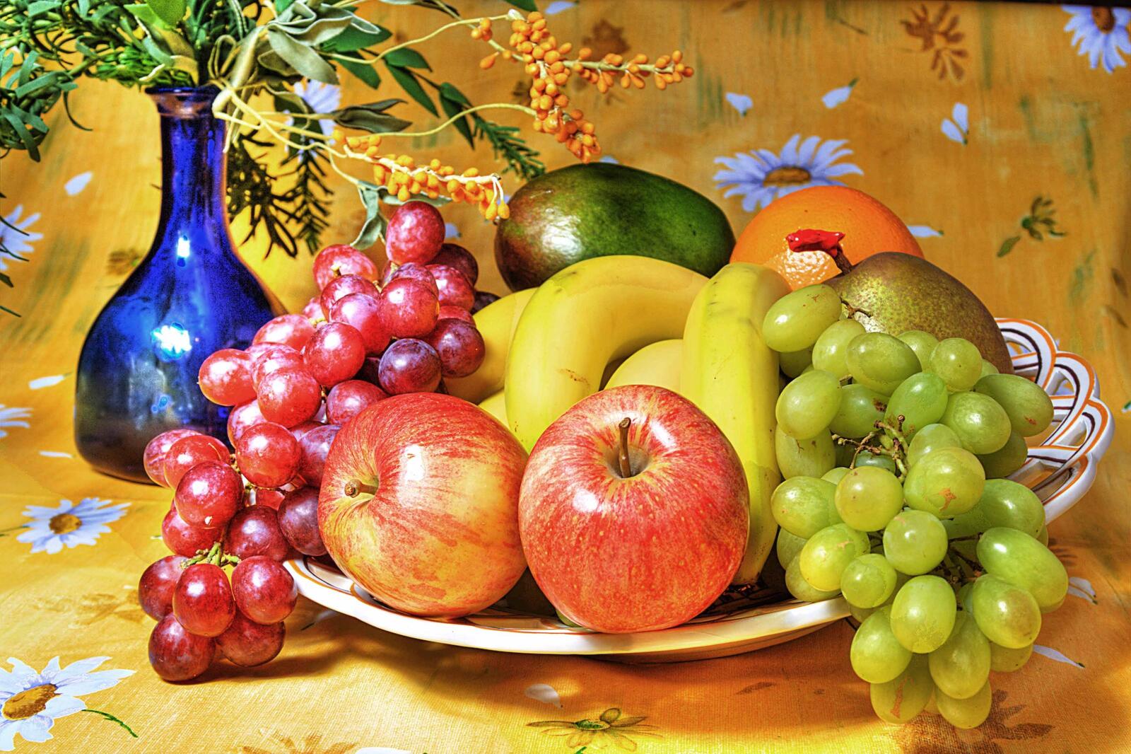 Обои натюрморт яблоки виноград на рабочий стол