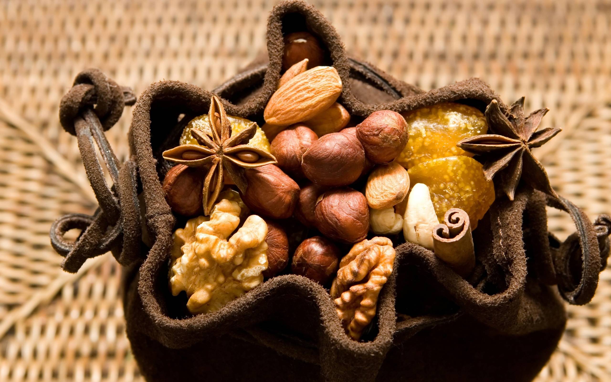 Wallpapers Nuts walnuts hazelnuts on the desktop