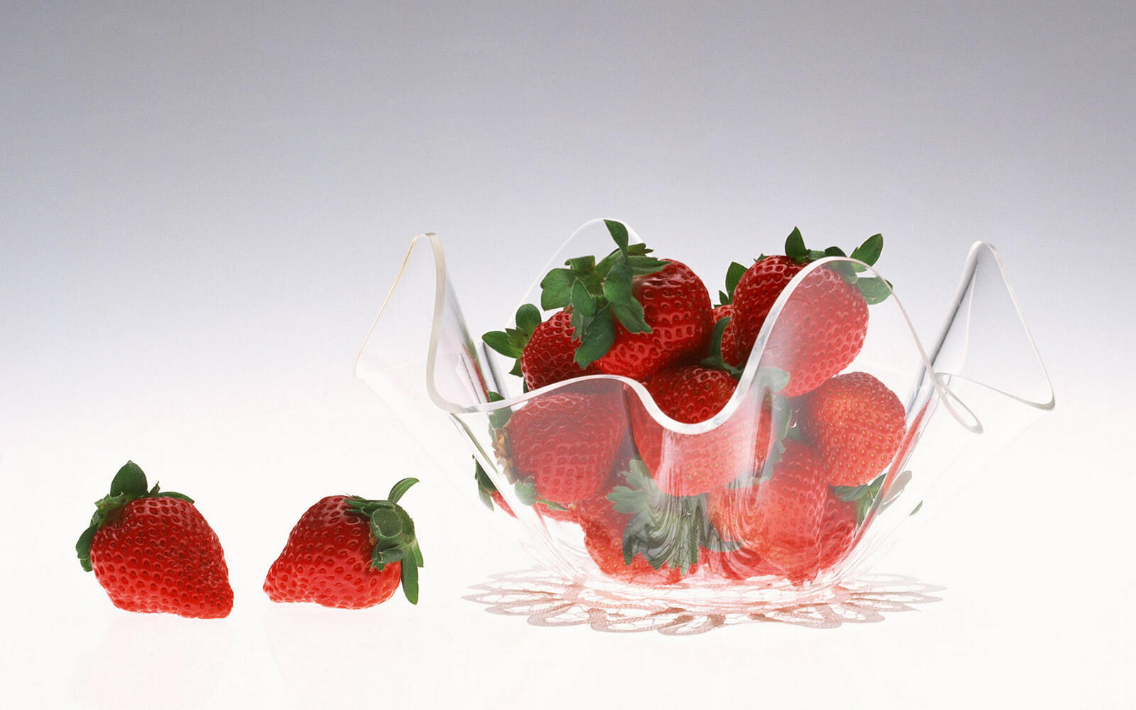 Обои ваза стекло ягода на рабочий стол