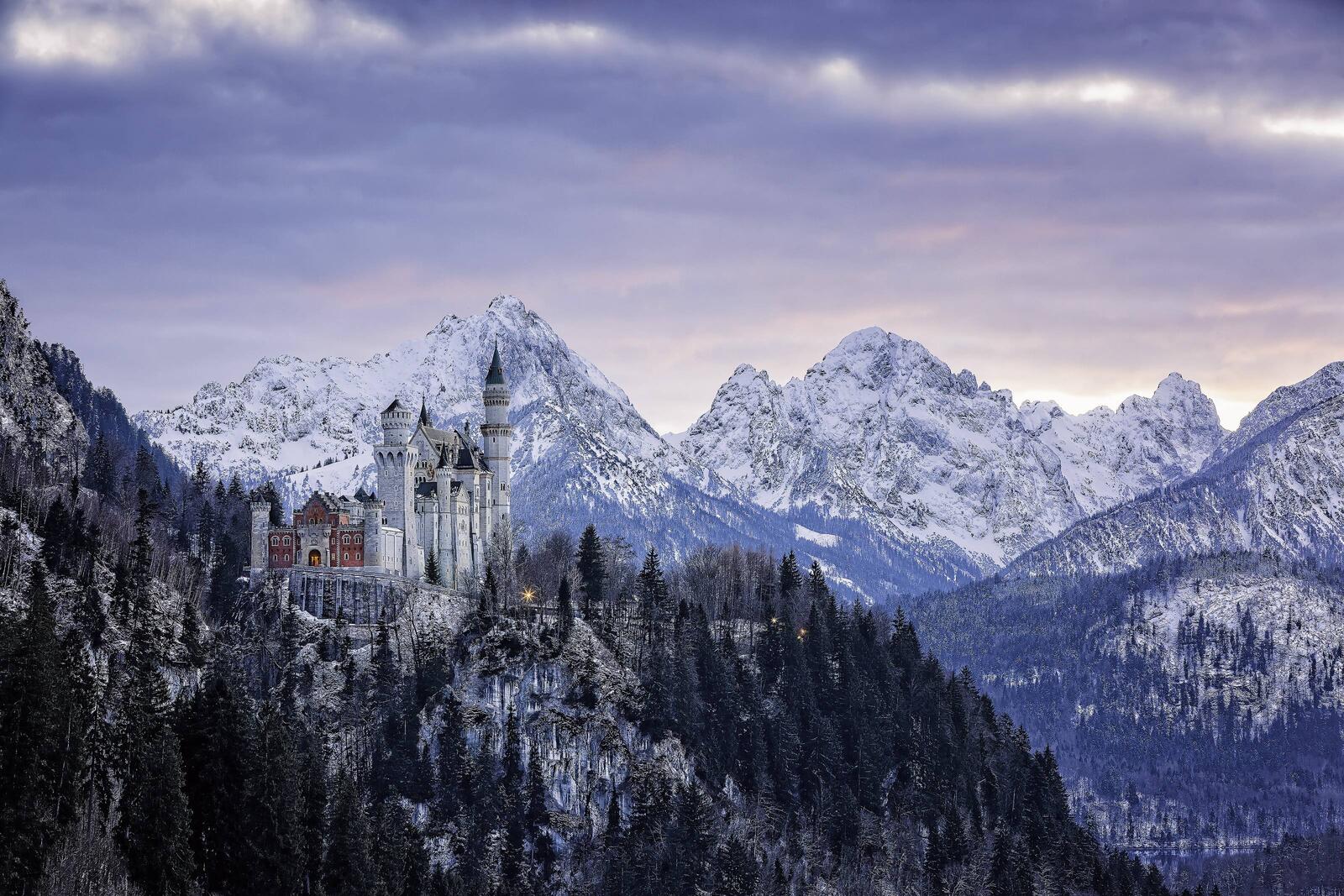 Обои замок нойшванштайн Бавария снег на вершинах на рабочий стол