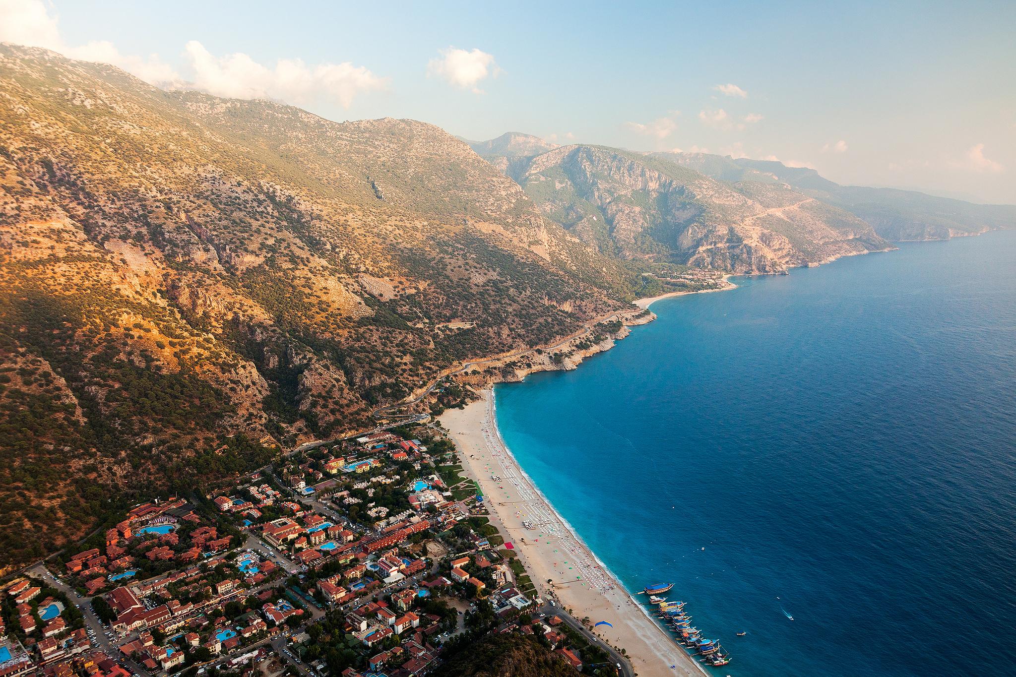 Обои Вид с воздуха города Олюдениз вдоль средиземноморского побережья Турция пейзажи на рабочий стол