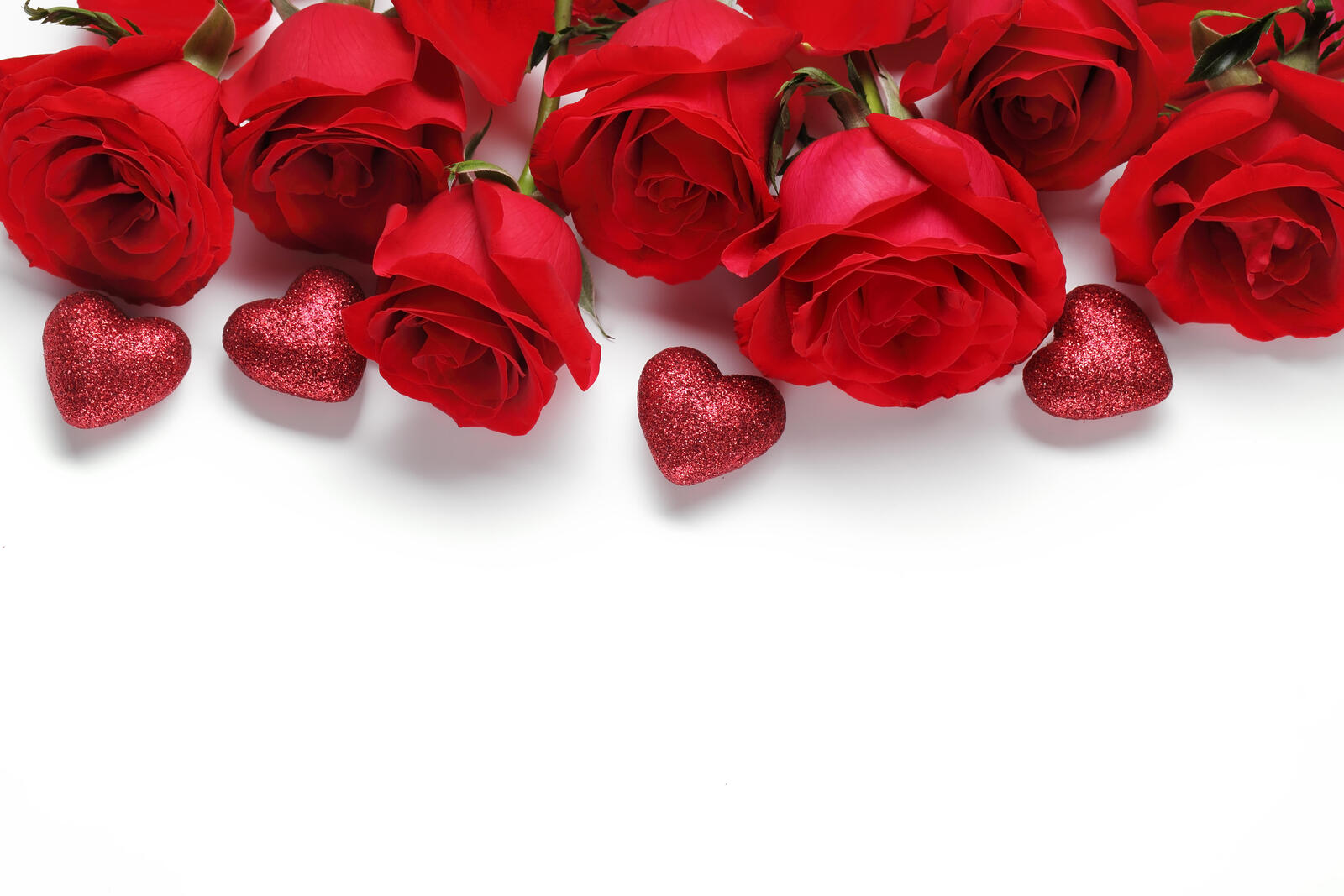 Free photo Bouquet of red roses with red hearts