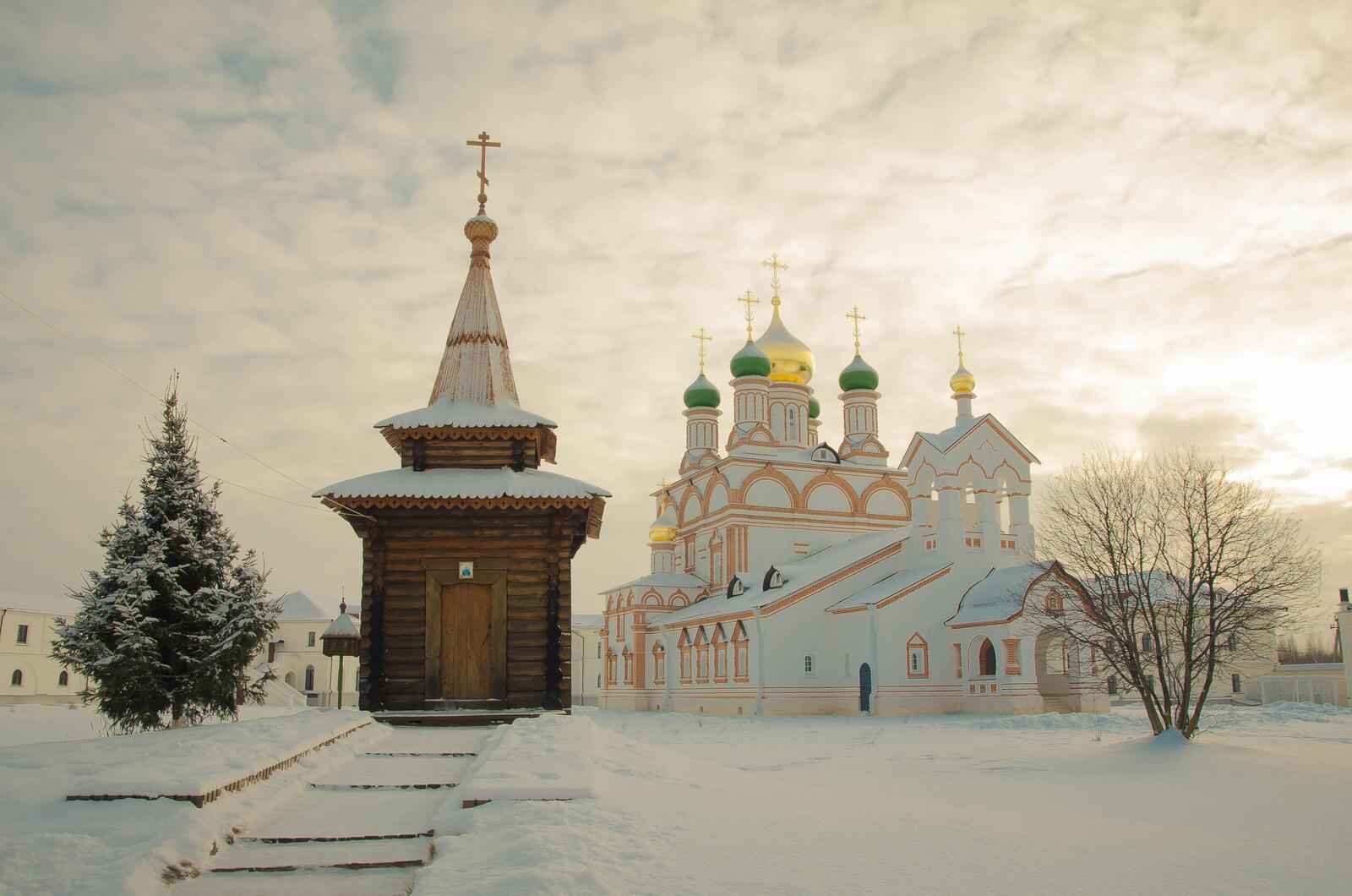 桌面上的壁纸三位一体圣谢尔盖-瓦尔尼察修道院 俄罗斯 冬季