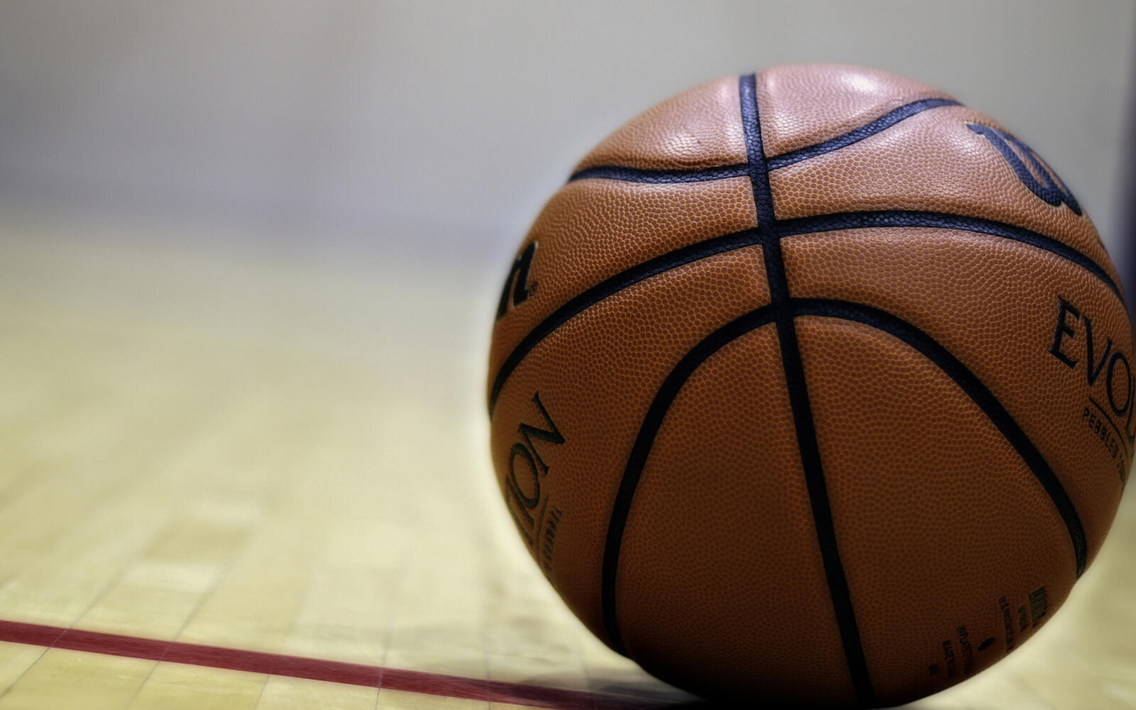 Обои баскетбольный мяч полосы надписи на рабочий стол