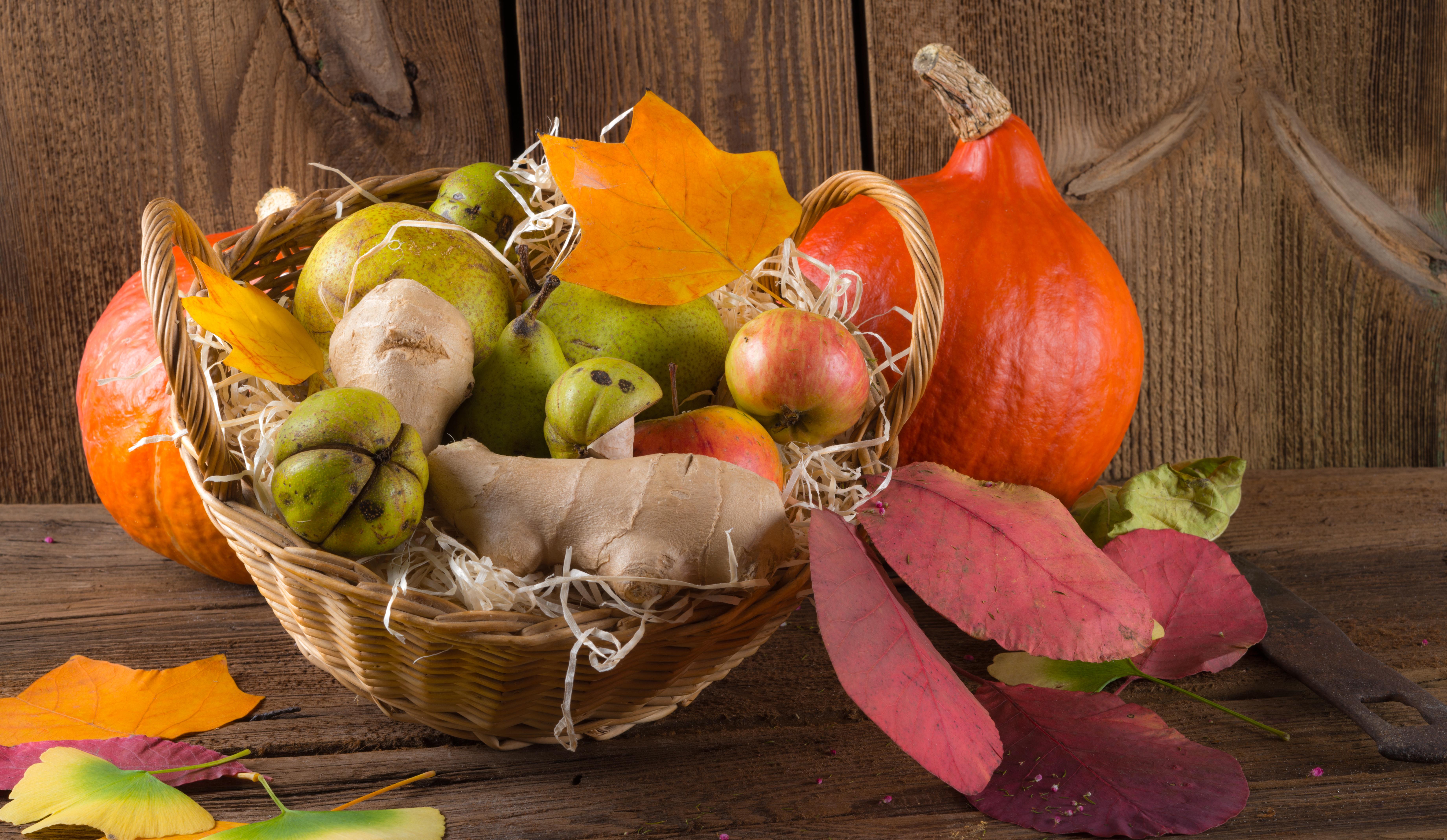 Обои осенние листья корзина осенняя композиция фруктов и овощей на рабочий стол
