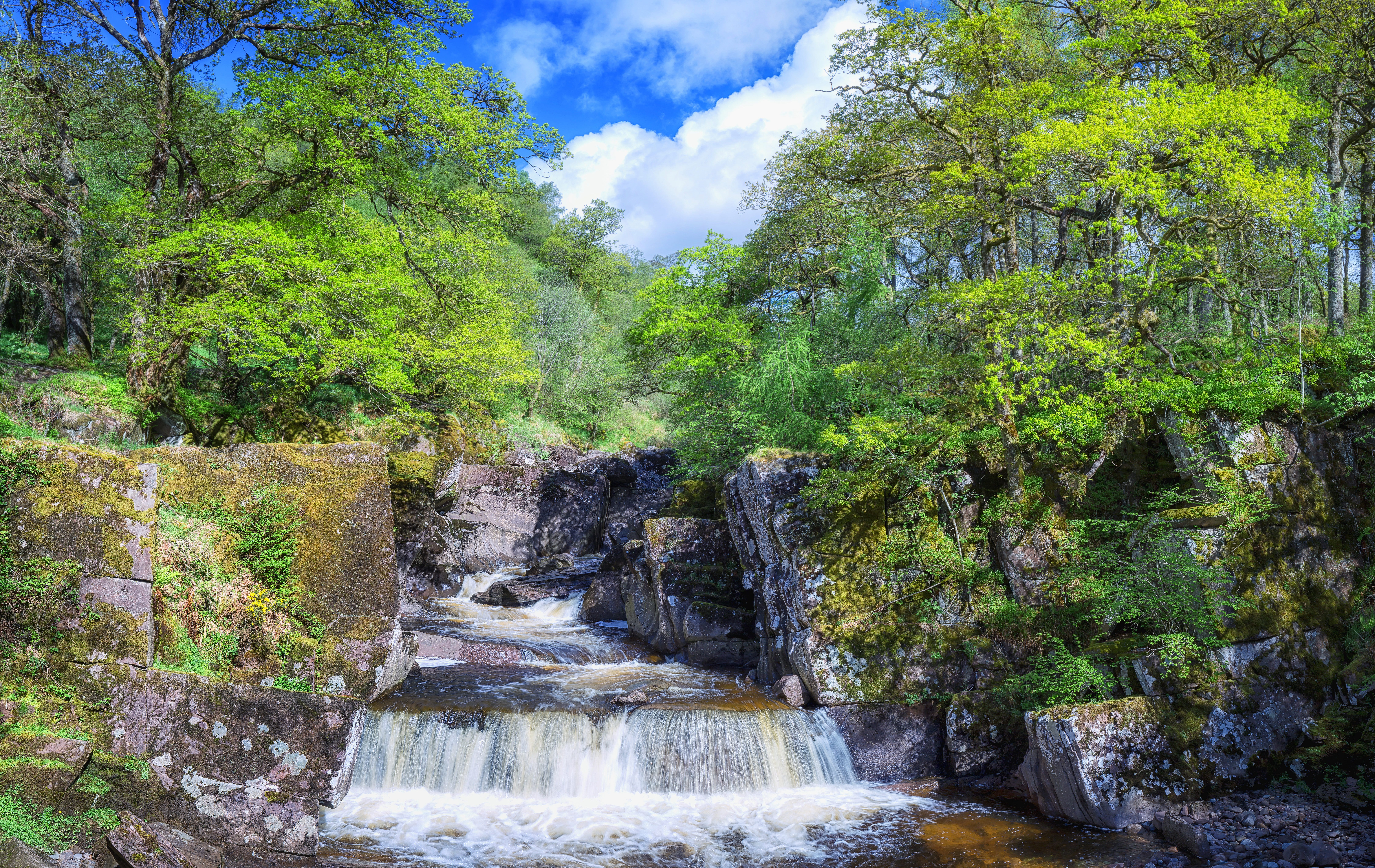 桌面上的壁纸特罗萨克斯国家公园 苏格兰 瀑布