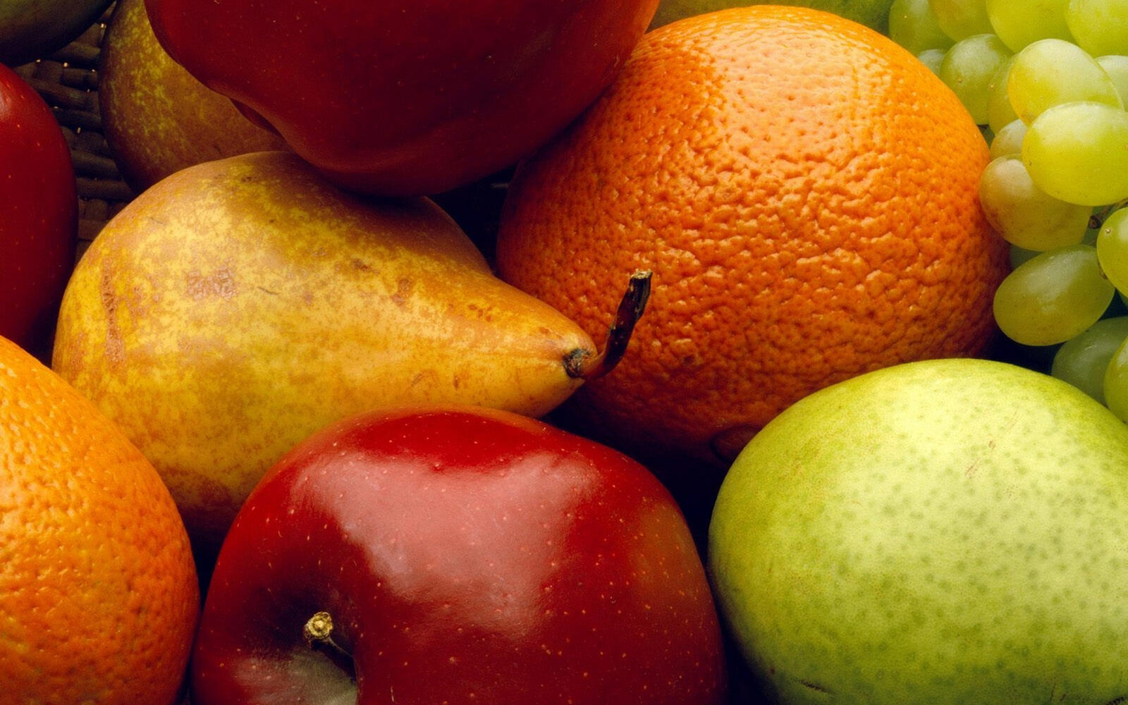 Обои vitamins виноград апельсины на рабочий стол