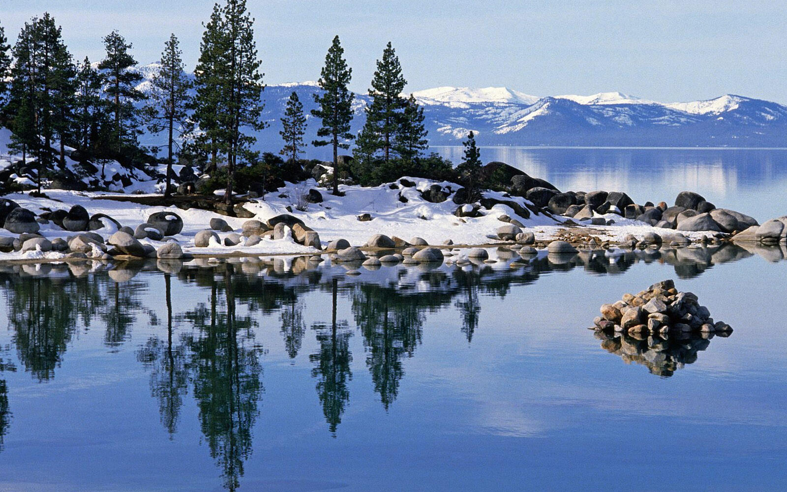 Обои зима озеро отражение на рабочий стол