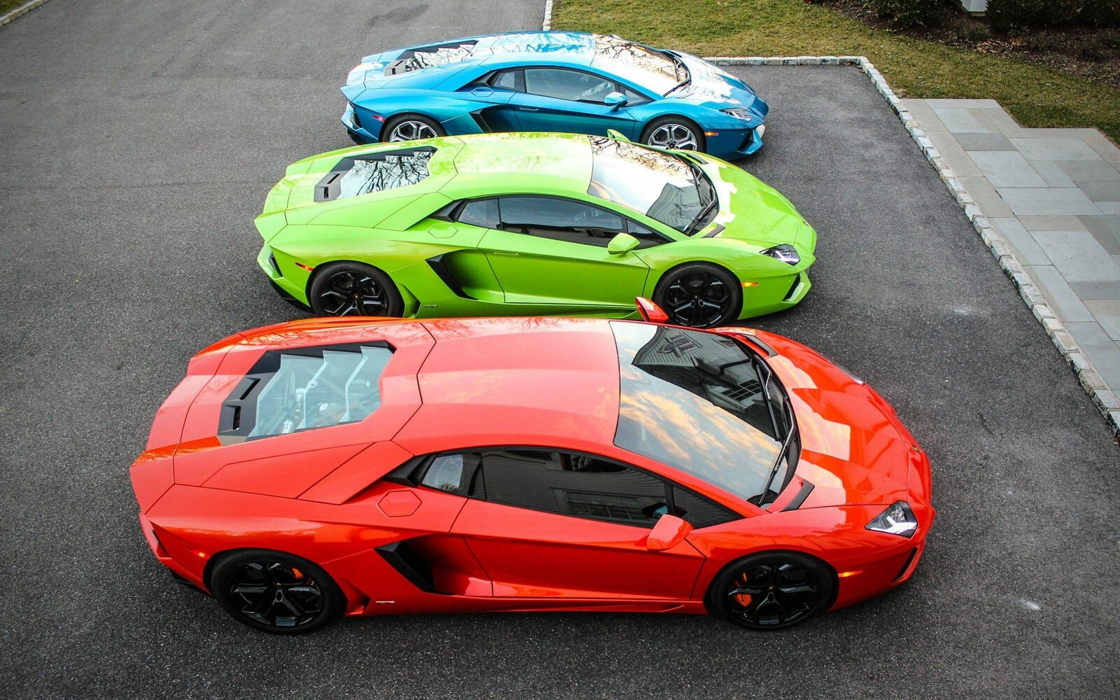 Бесплатное фото Три цветные Lamborghini