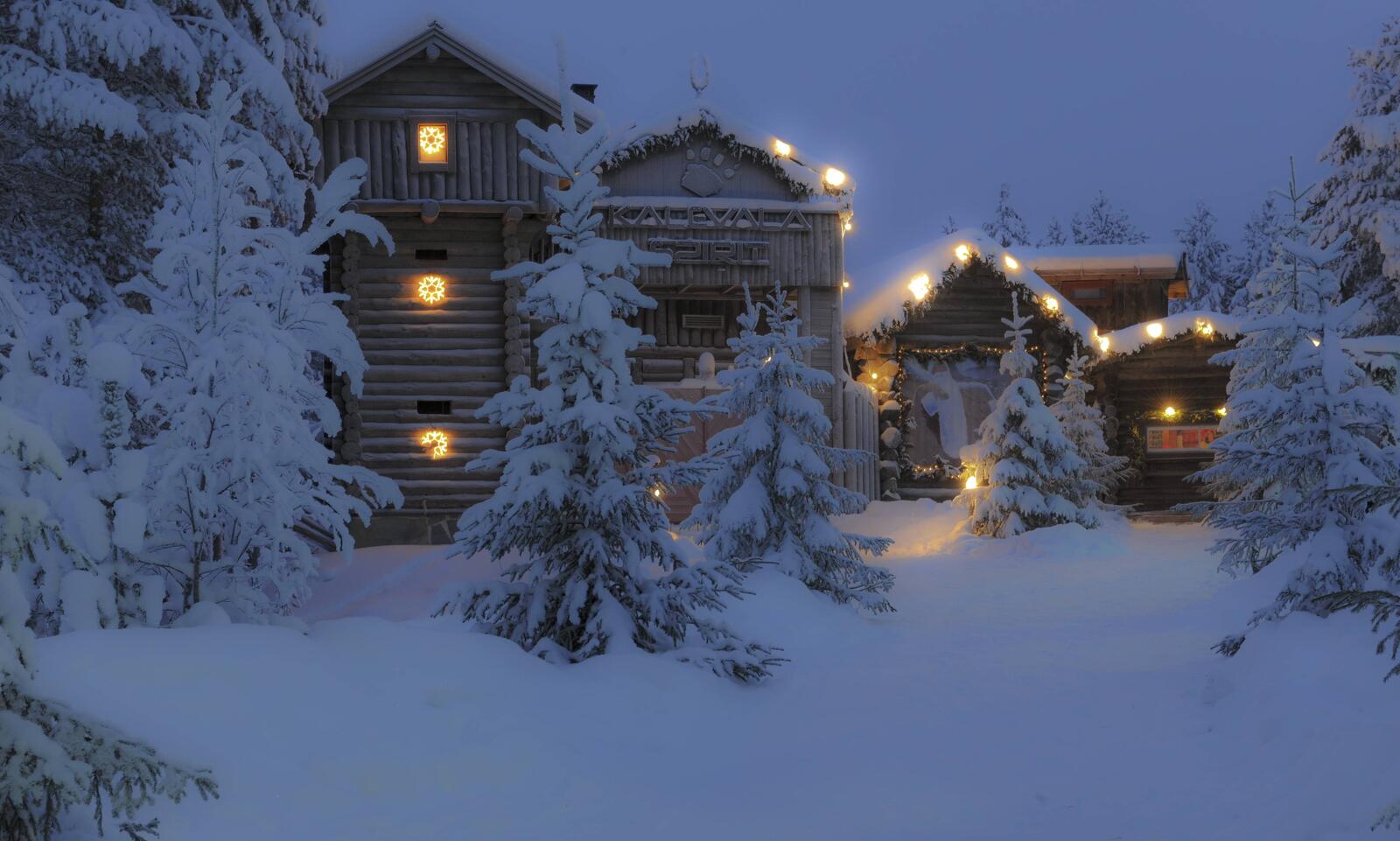 Обои дом в лесу зима сугробы на рабочий стол