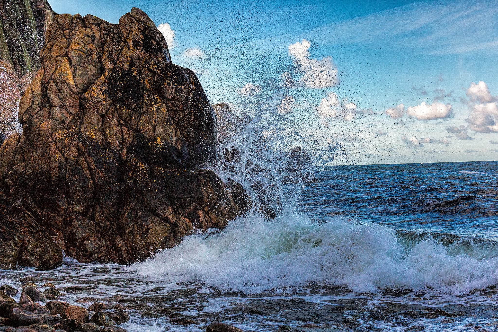 Разбиваются о берег. Море скалы шторм Крым. Морская волна бьется о скалы. Волны бьются о камни. Море волны скалы.