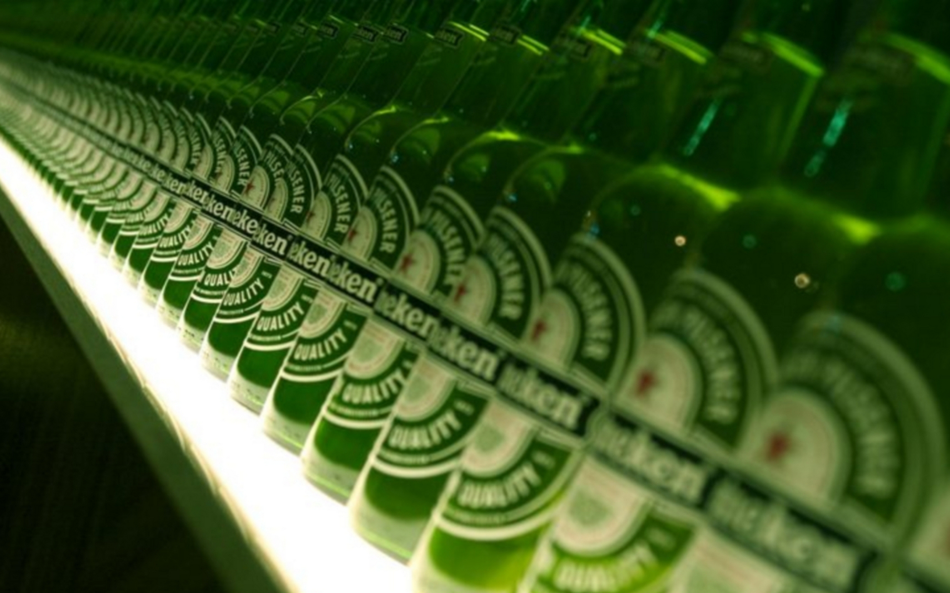 Обои стеллаж бутылки зеленые на рабочий стол