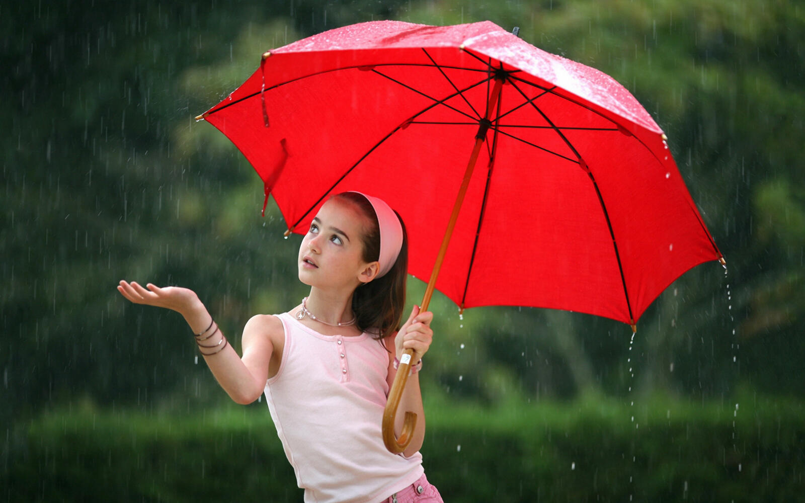 桌面上的壁纸女孩 红雨伞 雨水