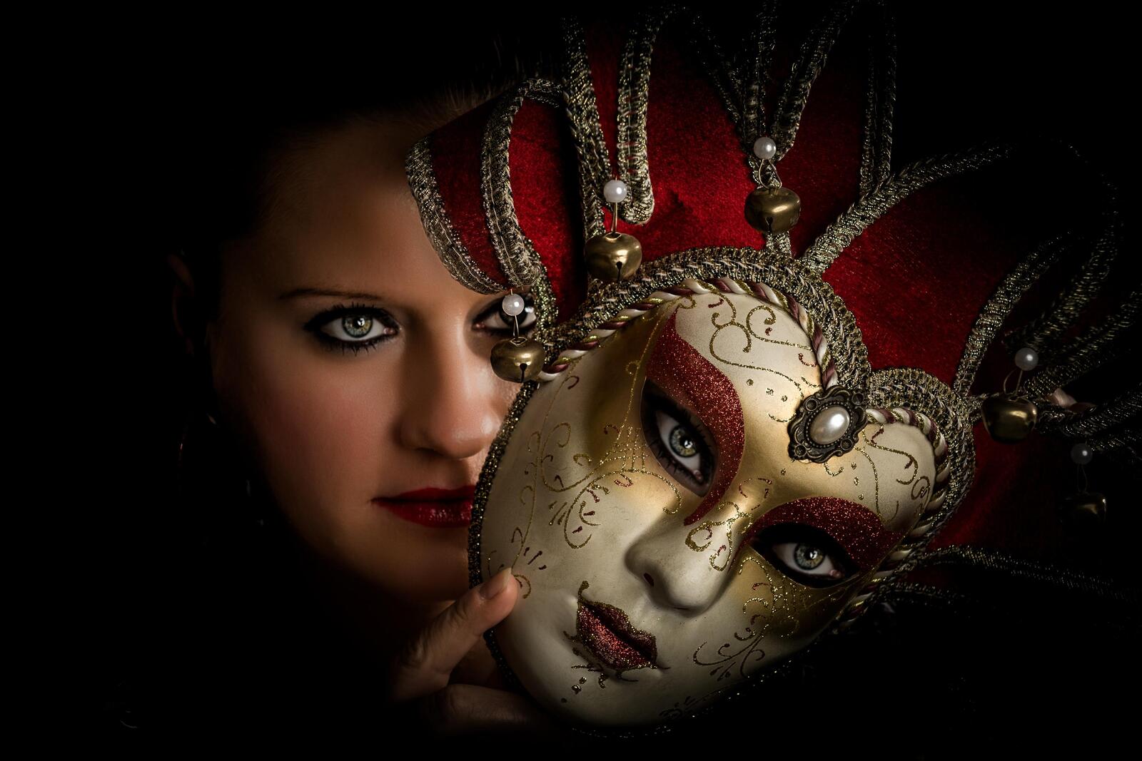 Обои Венецианская маска девушка портретное фото на рабочий стол