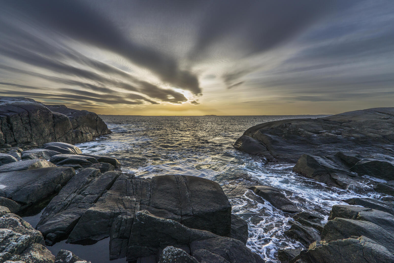 Бесплатное фото Закат у моря на скалах