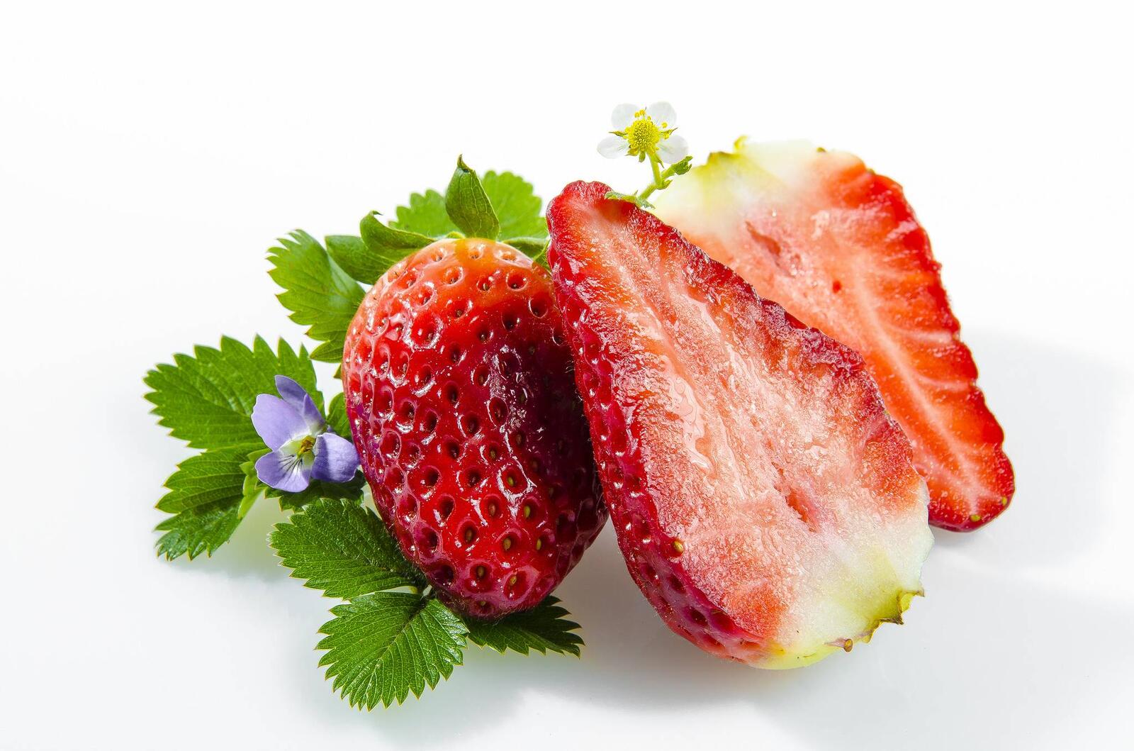 桌面上的壁纸草莓 成熟 浆果